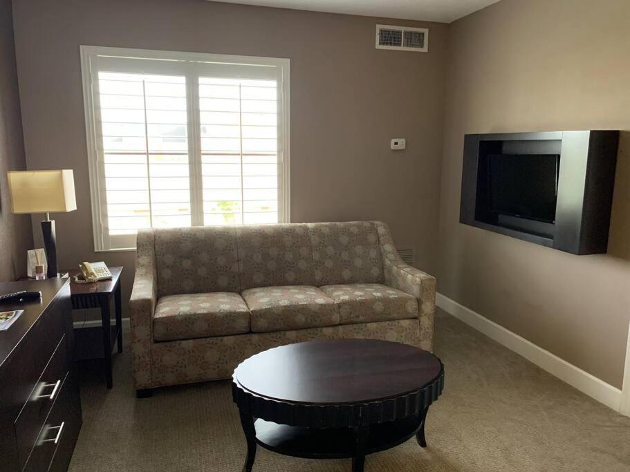Perfect Place Suite Apt 2 Queen Beds FREE Parking