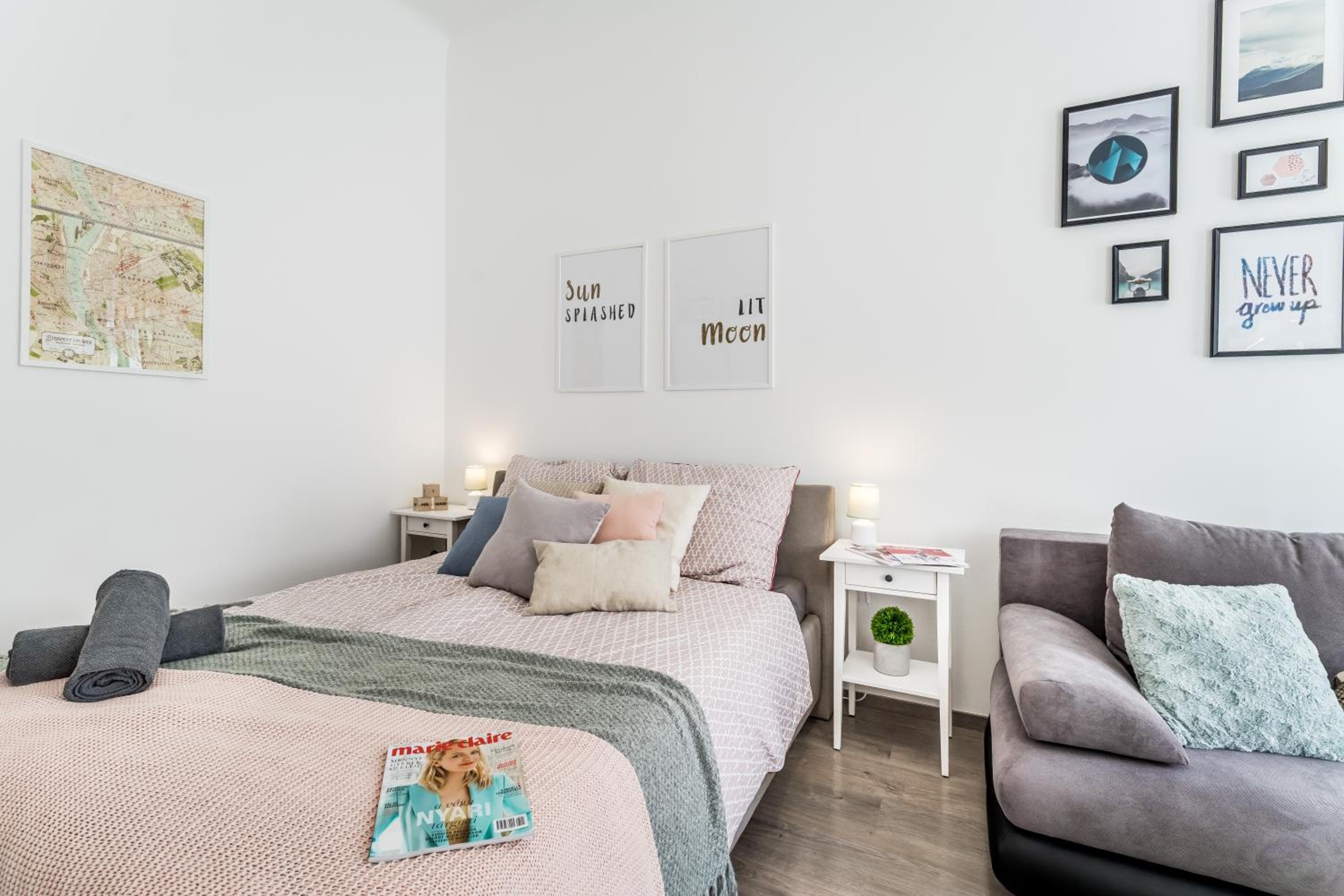Sun-splashed Retreat in the Heart of a Vibrant Quarter view 2