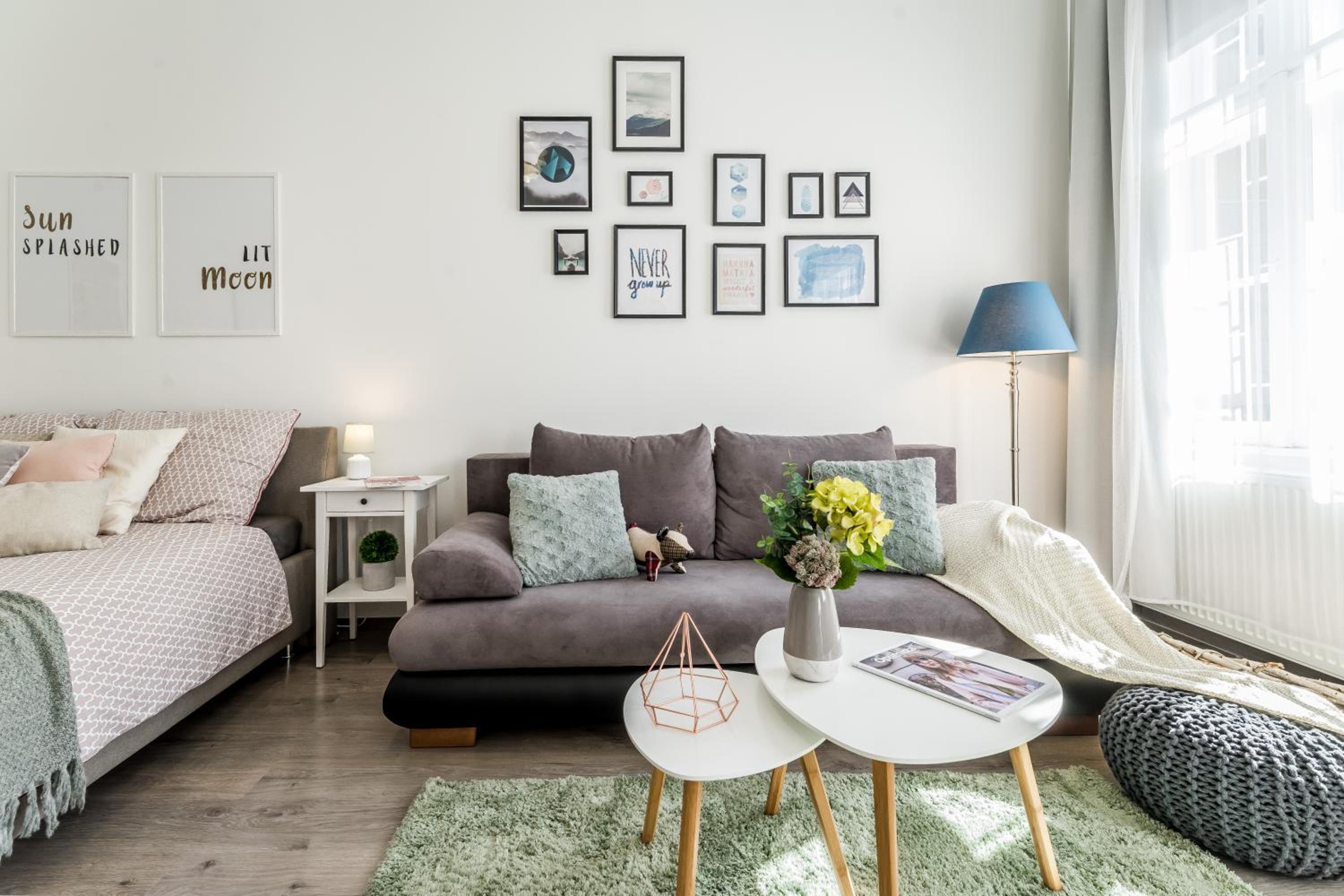 Sun-splashed Retreat in the Heart of a Vibrant Quarter view 4