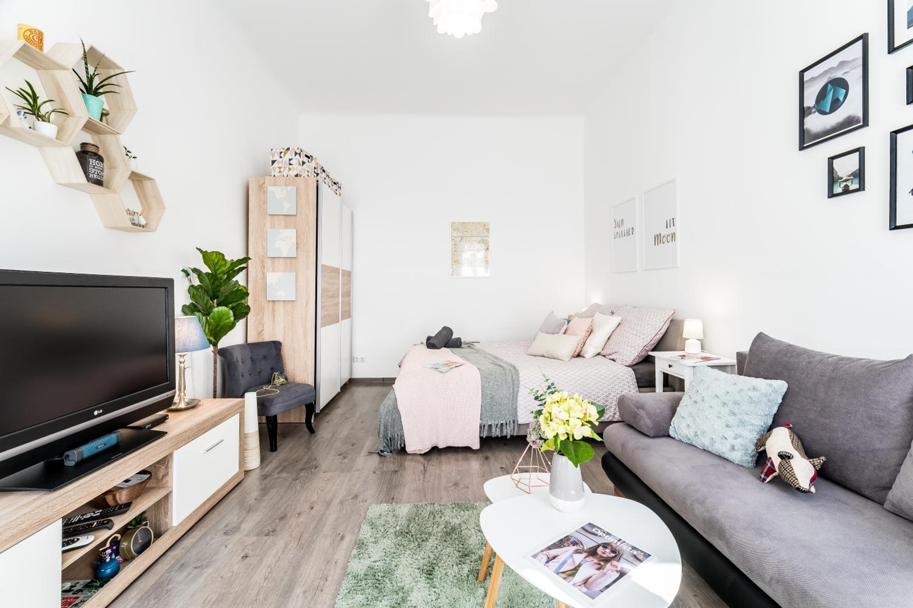 Sun-splashed Retreat in the Heart of a Vibrant Quarter view 5