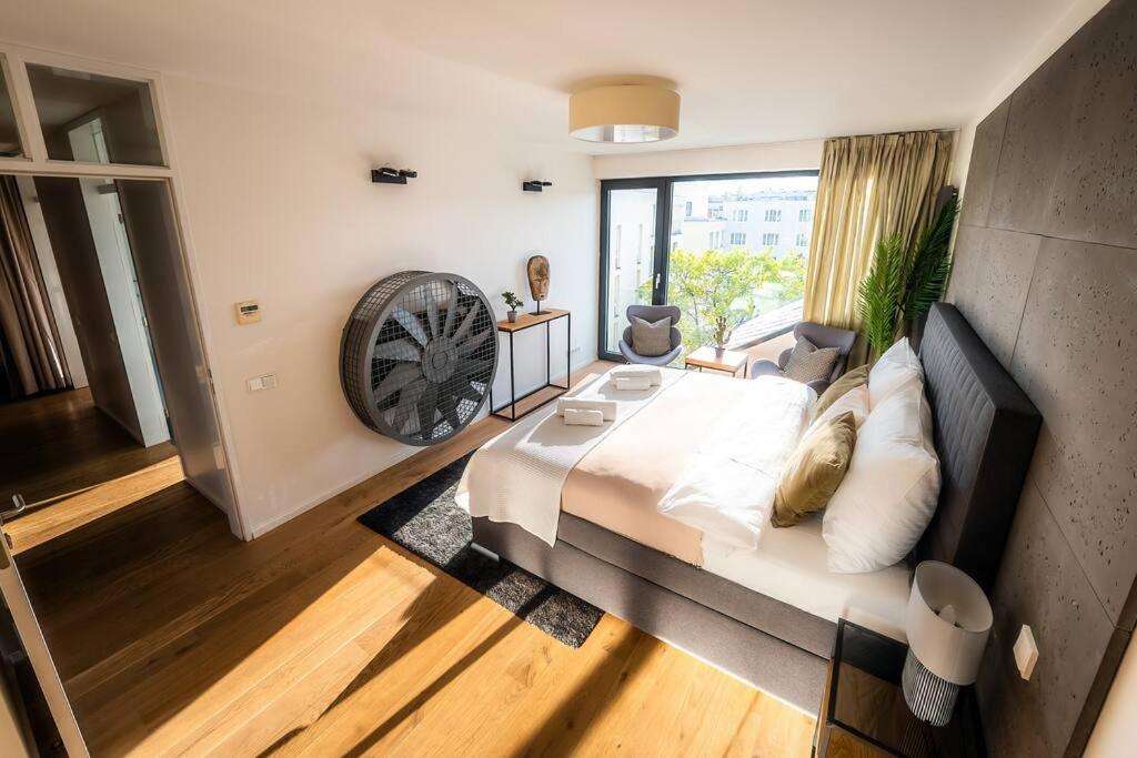 5BR+2Bath Old Town Industrial Penthouse, A/C