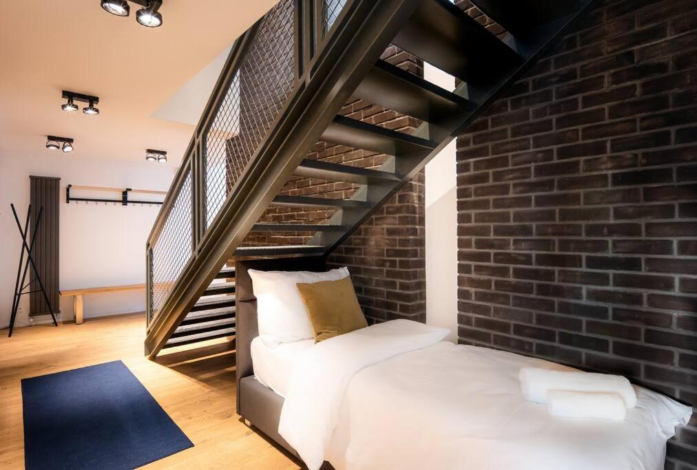 5BR+2Bath Old Town Industrial Penthouse, A/C