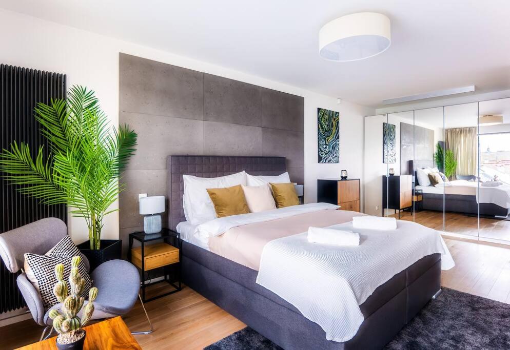 5BR+2Bath Old Town Industrial Penthouse, A/C
