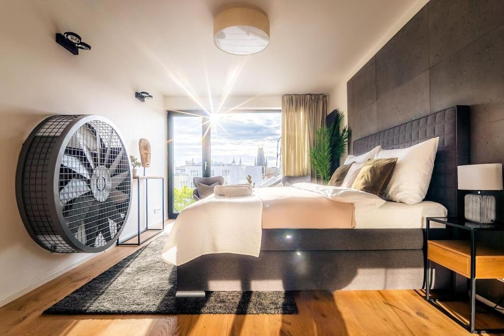 5BR+2Bath Old Town Industrial Penthouse, A/C