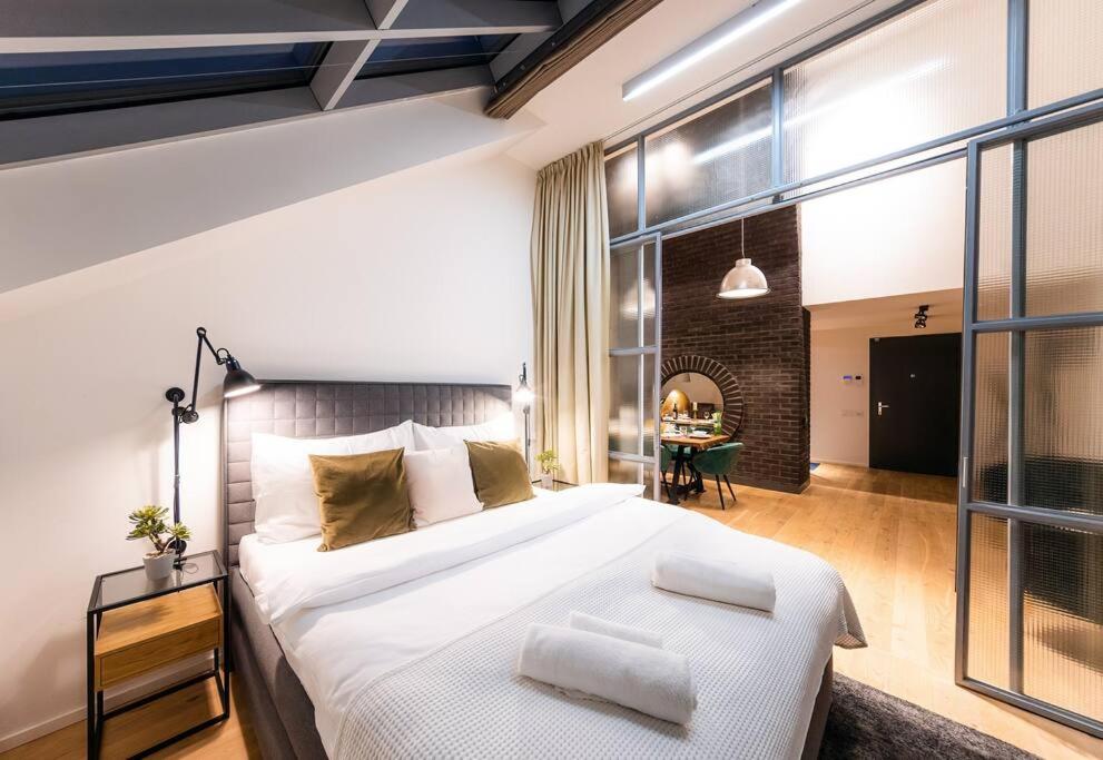 5BR+2Bath Old Town Industrial Penthouse, A/C