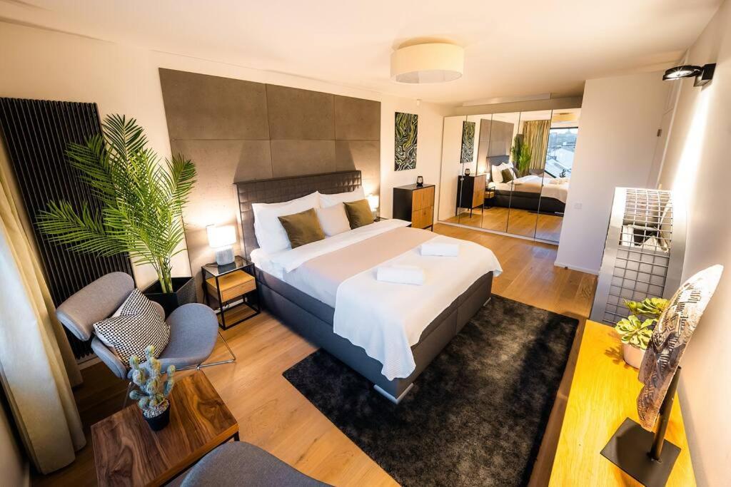 5BR+2Bath Old Town Industrial Penthouse, A/C
