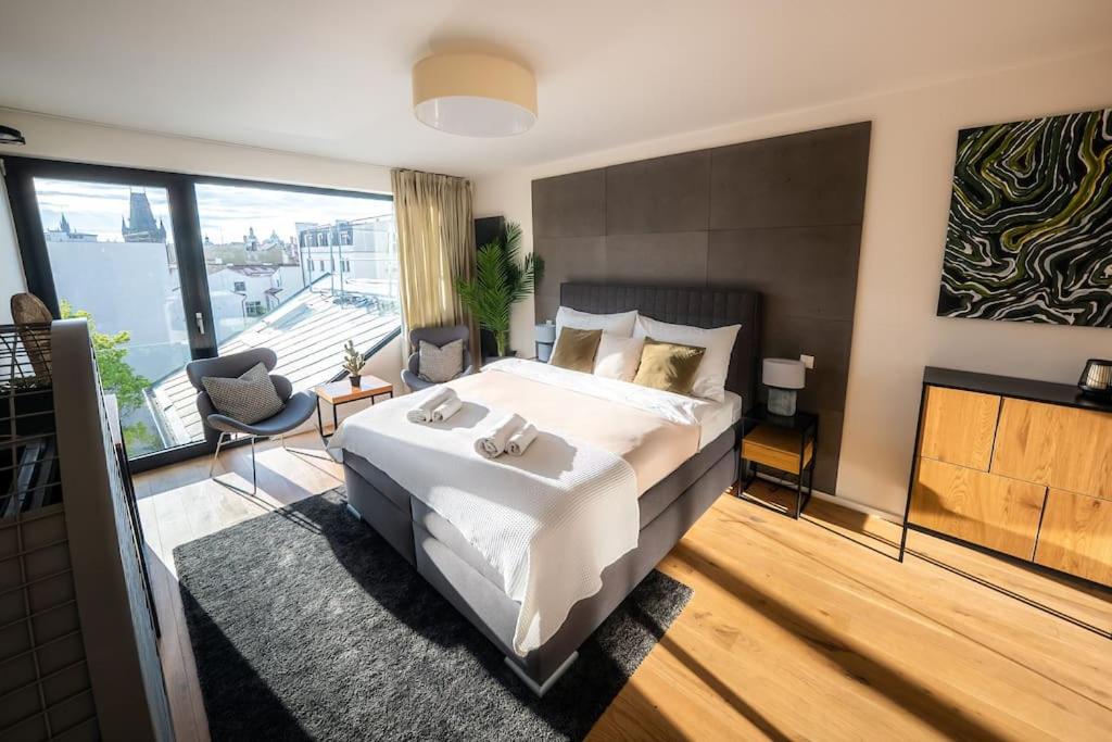 5BR+2Bath Old Town Industrial Penthouse, A/C