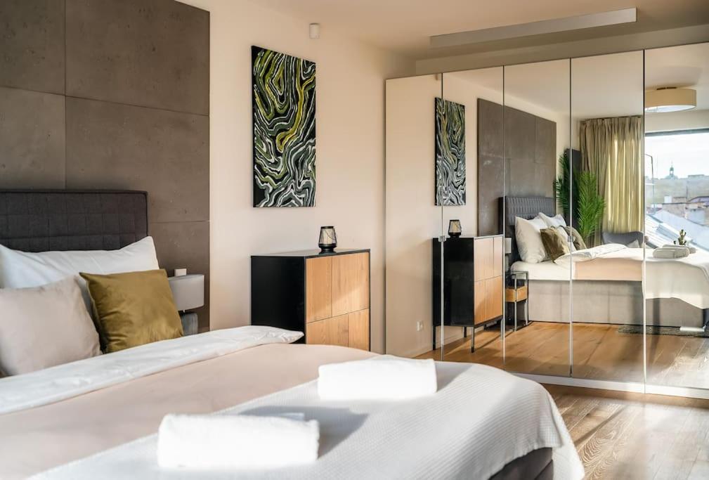 5BR+2Bath Old Town Industrial Penthouse, A/C