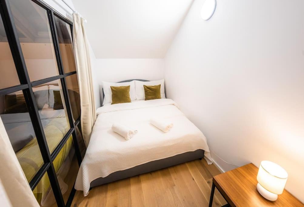 5BR+2Bath Old Town Industrial Penthouse, A/C
