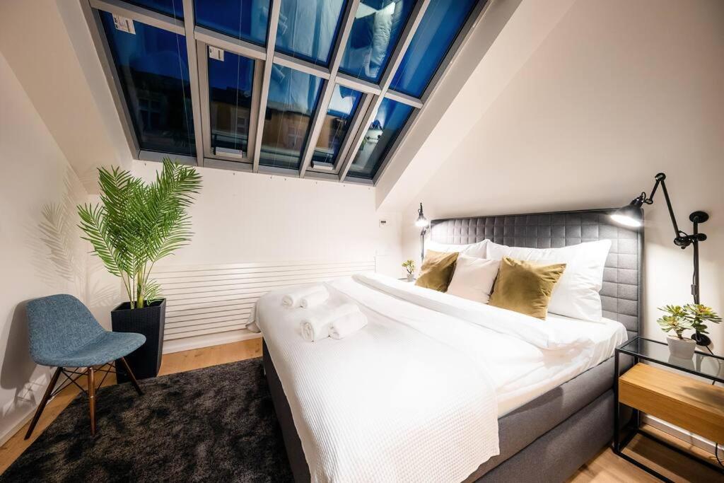 5BR+2Bath Old Town Industrial Penthouse, A/C