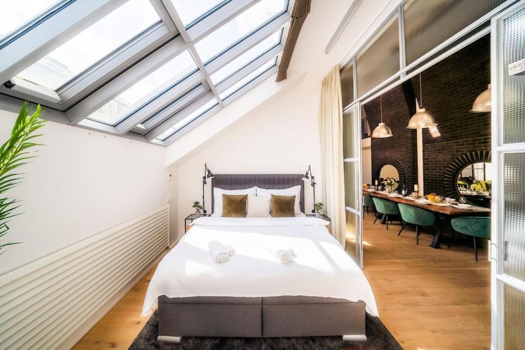 5BR+2Bath Old Town Industrial Penthouse, A/C