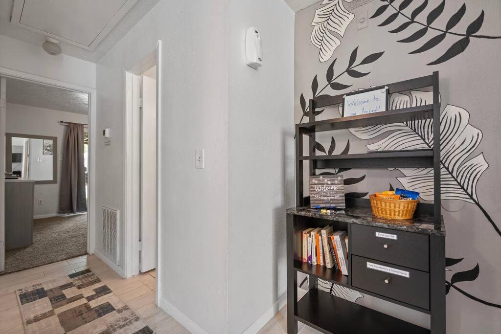 Cozy 2 Bed/1 Bath Home near IAH (Airport - Houston) view 5