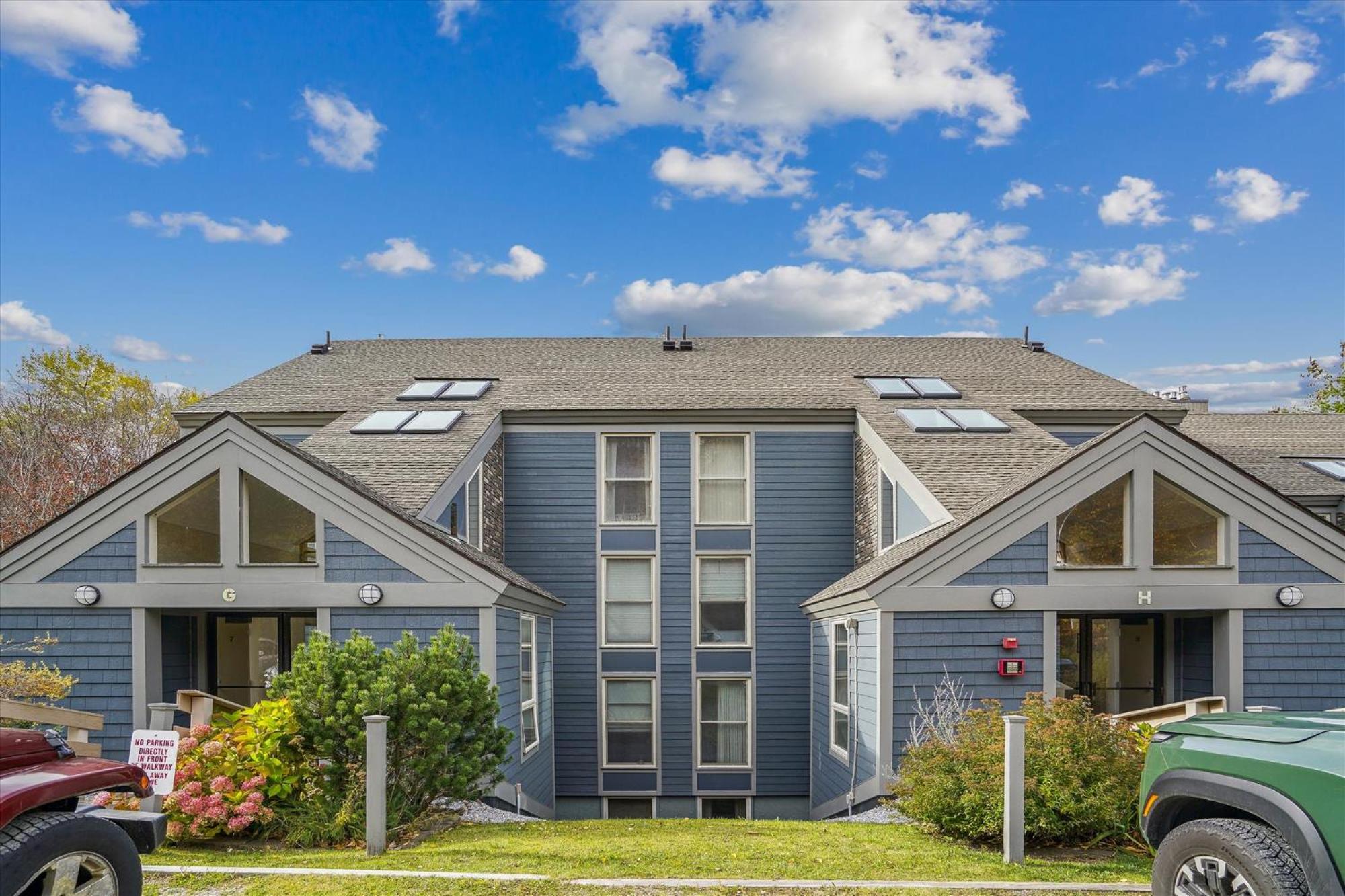 Hotel Shuttle to Slopes and ski home to this cozy three bedroom condo Whiffletree G8 - Image 1