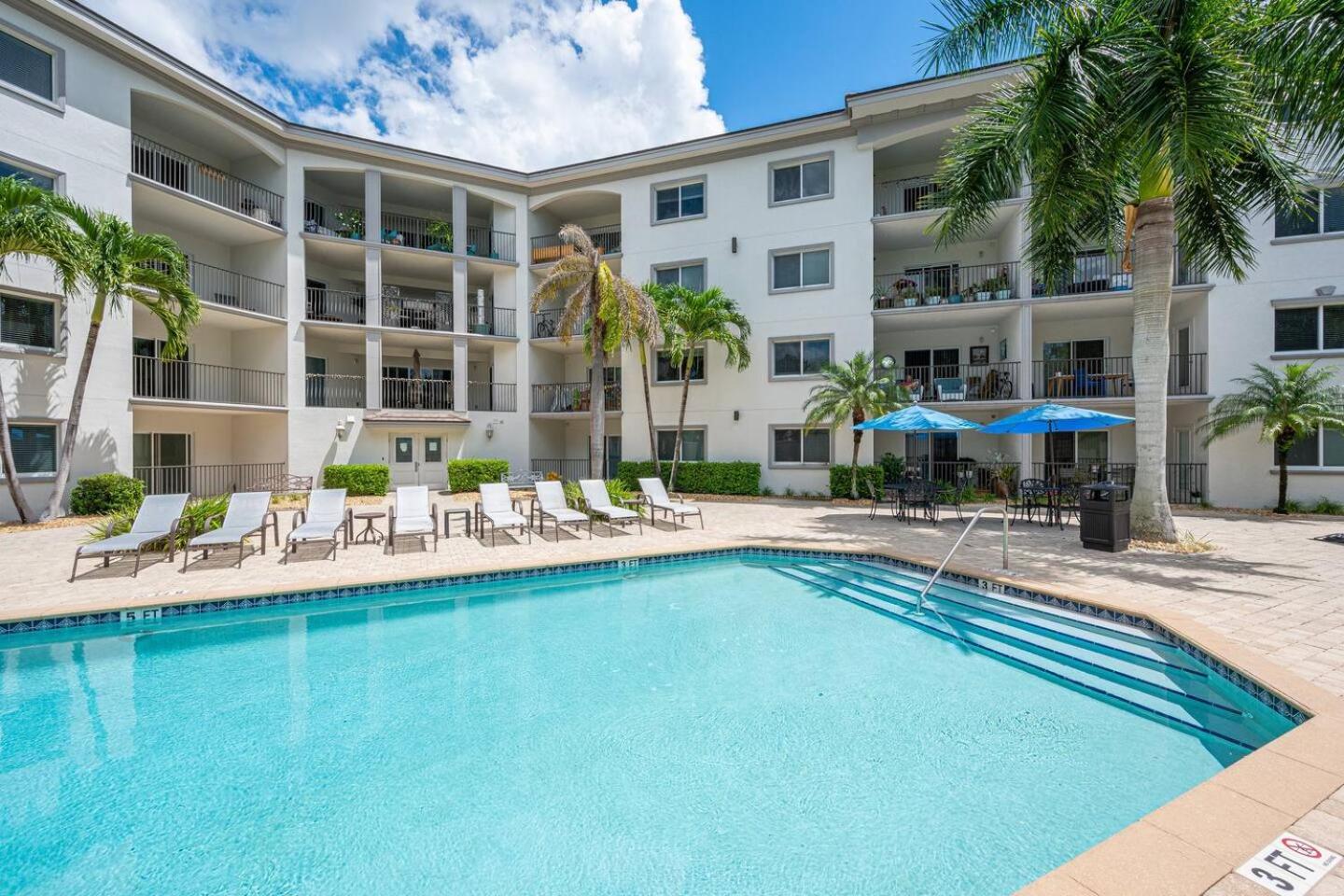 Stylish condo in Fantastic location! view 3