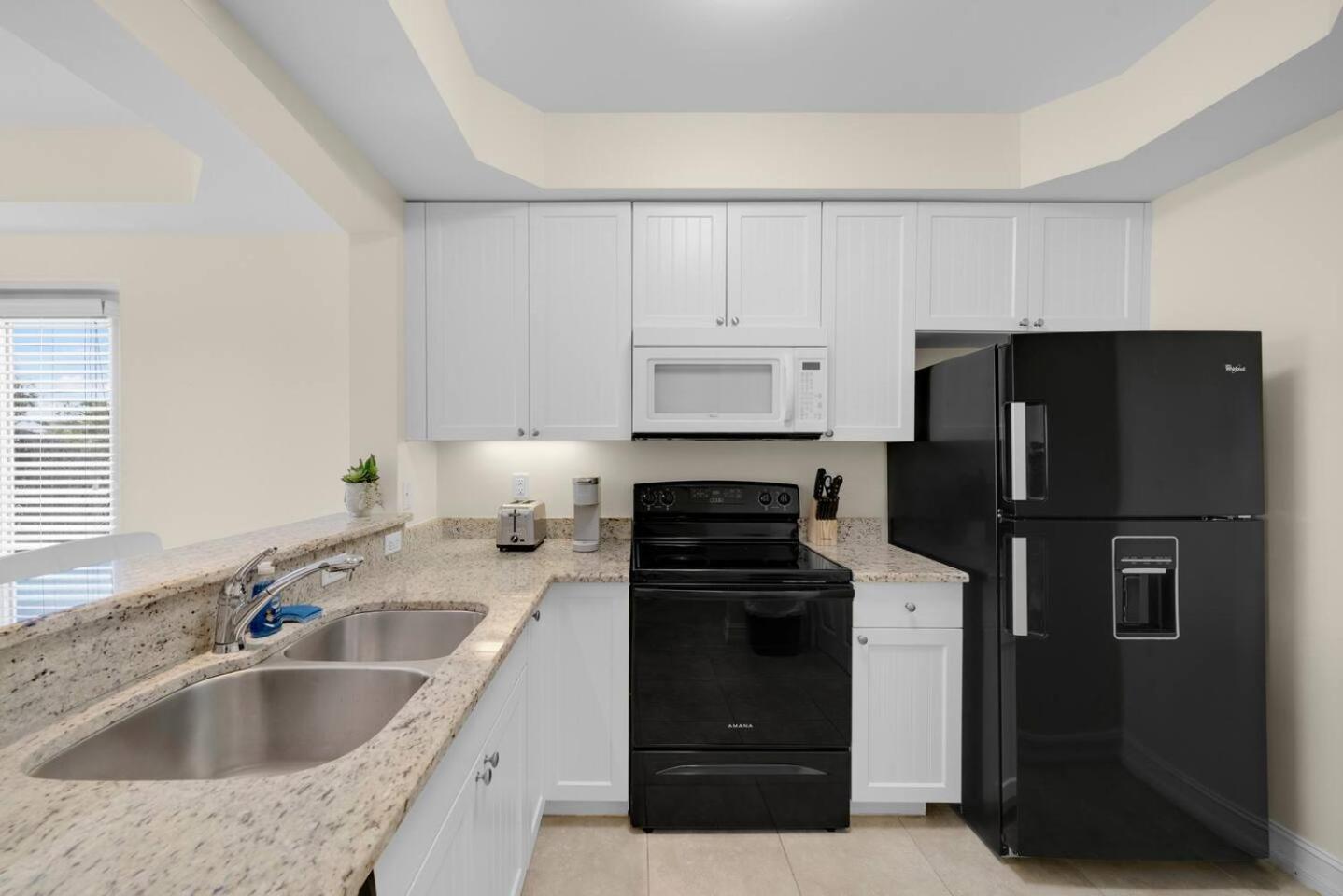 Stylish condo in Fantastic location! view 4