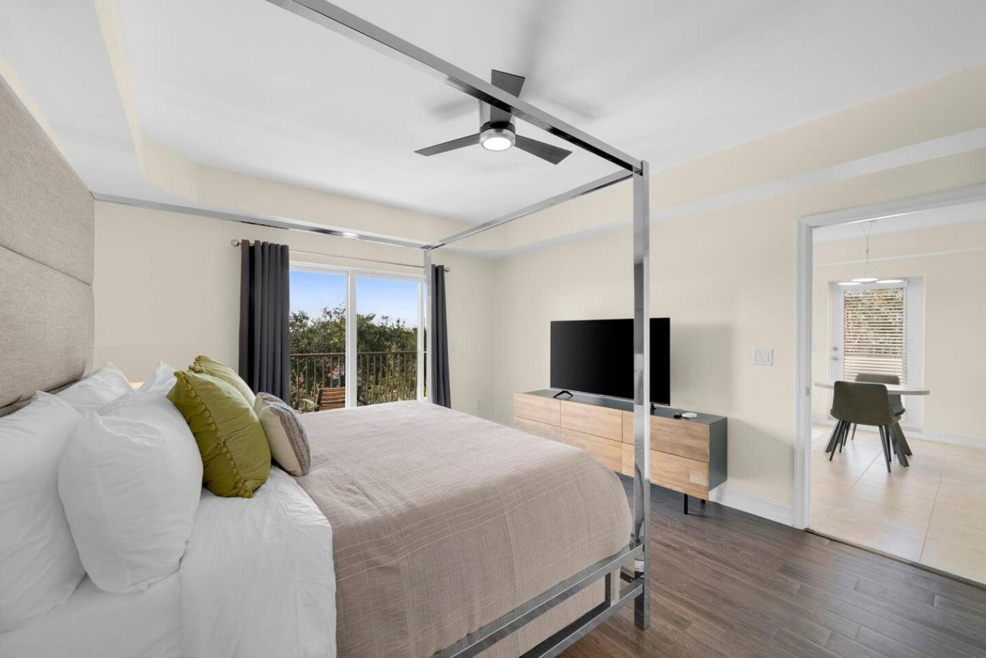 Stylish condo in Fantastic location! view 5