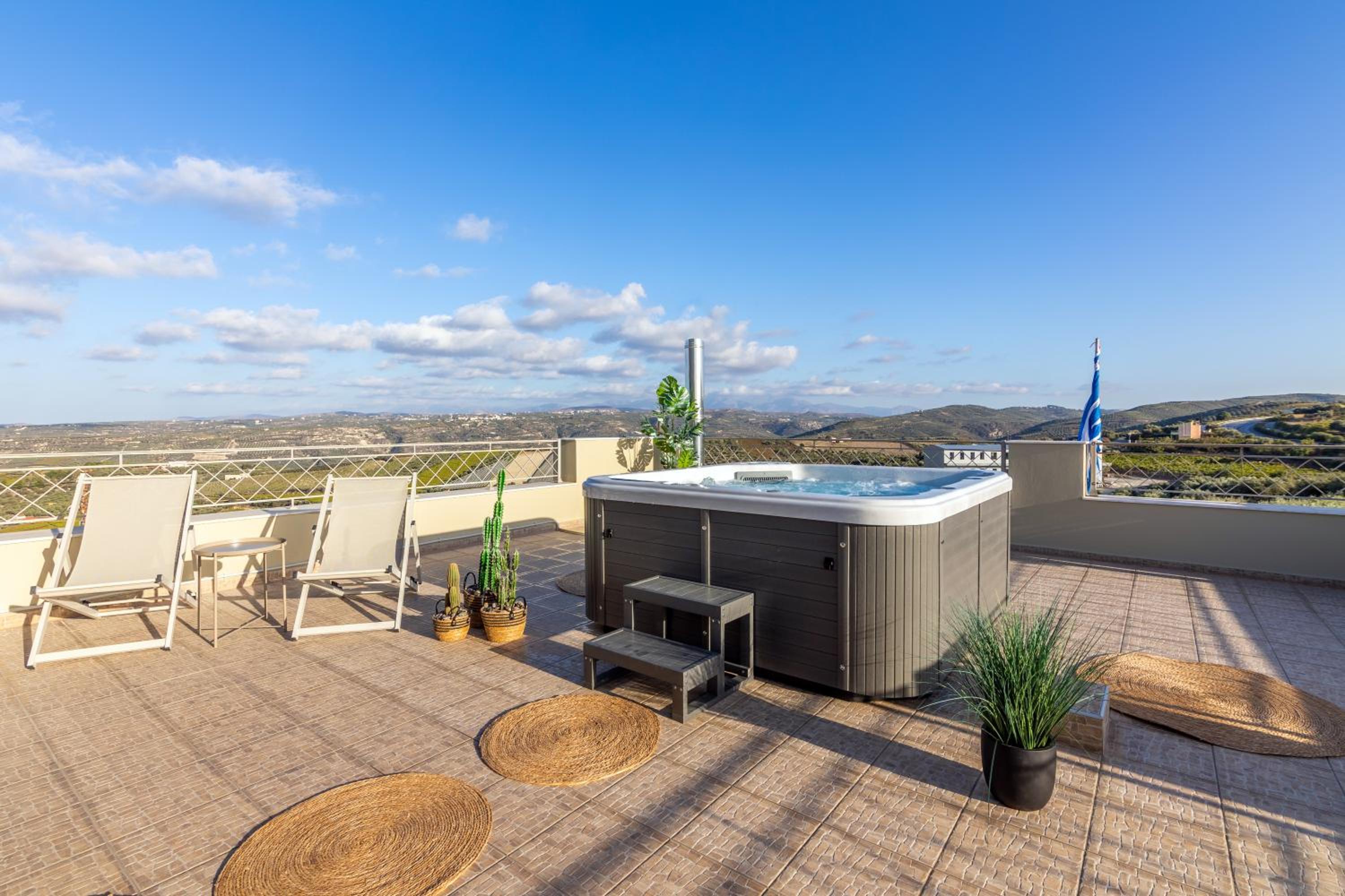 Villa Luna, 5 bedrooms, Private Pool, Hot Tub, Garden