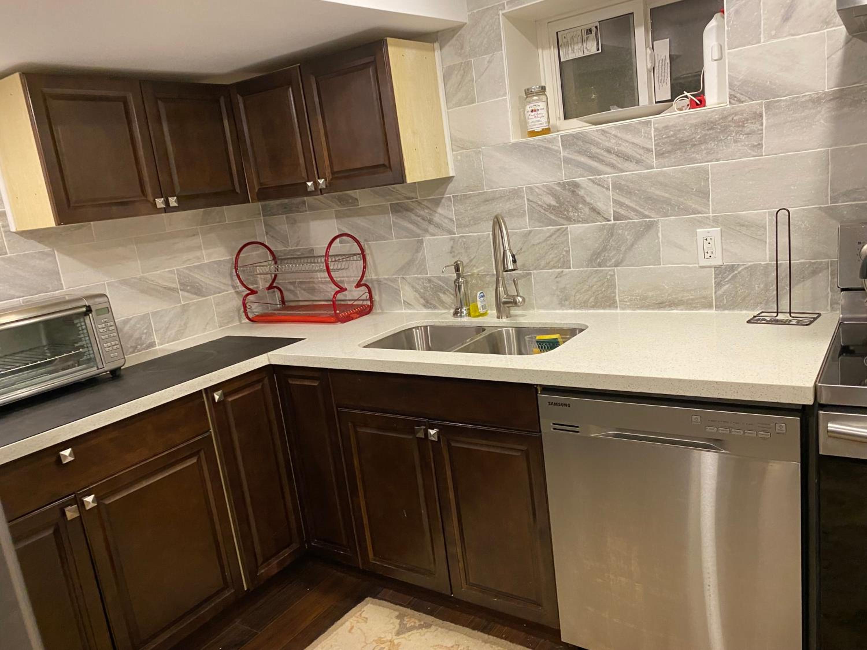 Beautiful Lower level 2 bedroom aprt