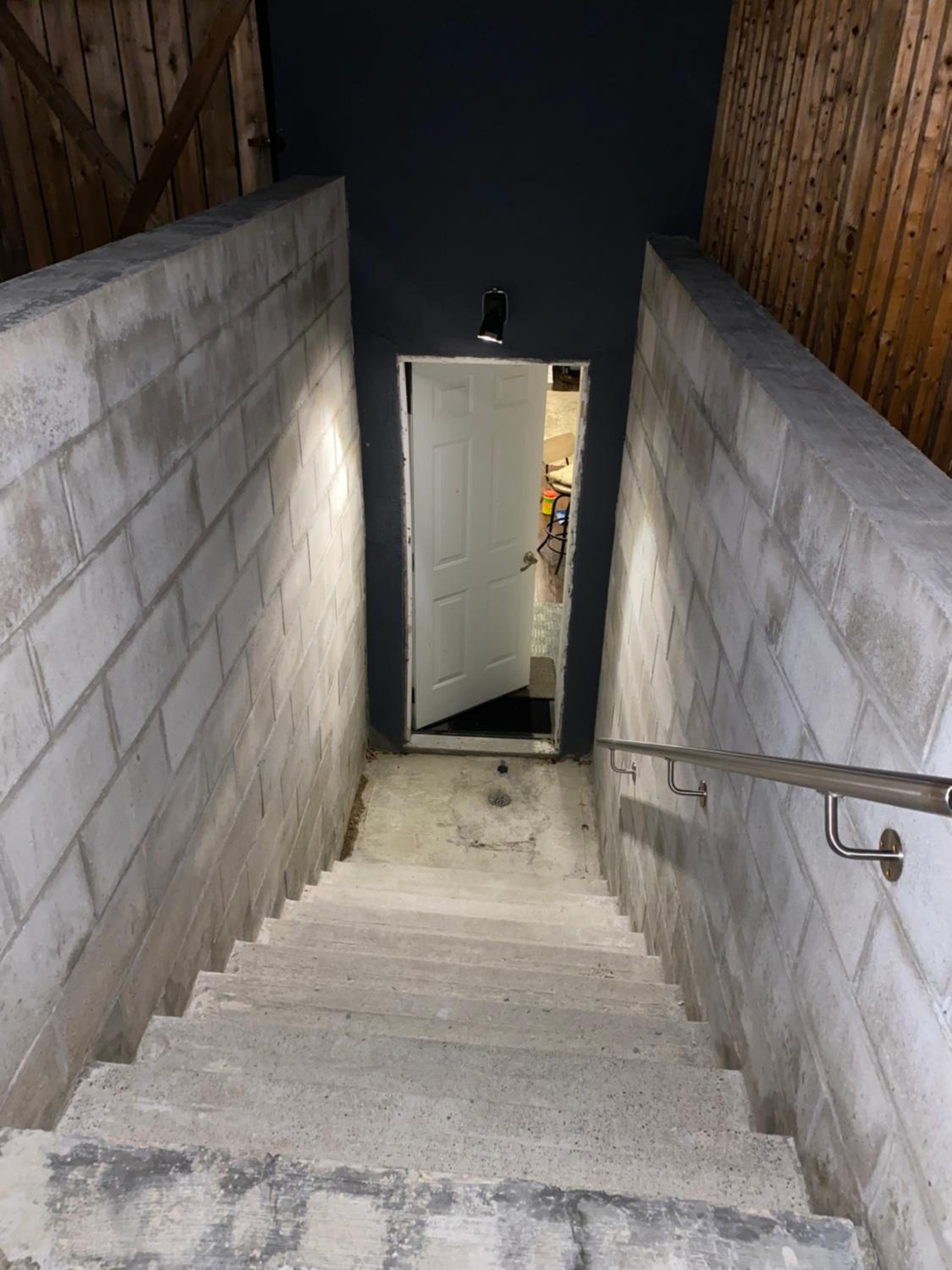 Beautiful Lower level 2 bedroom aprt