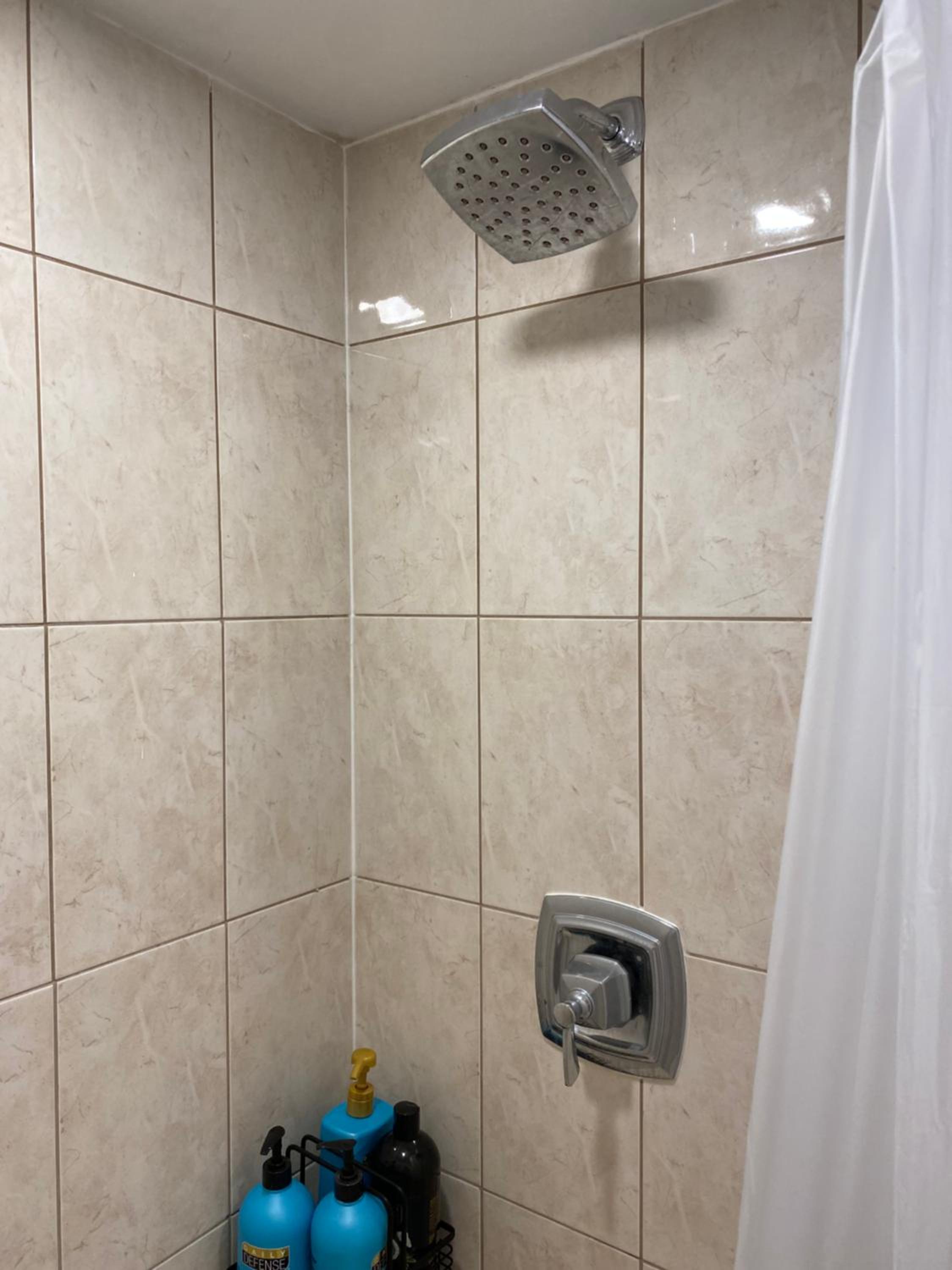 Beautiful Lower level 2 bedroom aprt