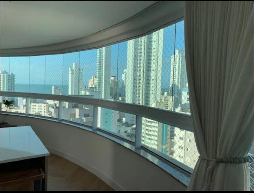 Apartamento decorado com vista para o mar