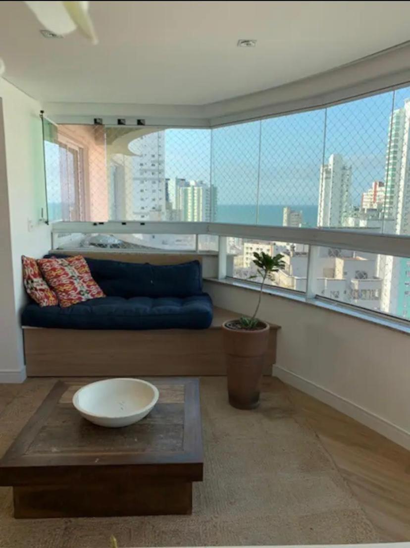 Apartamento decorado com vista para o mar