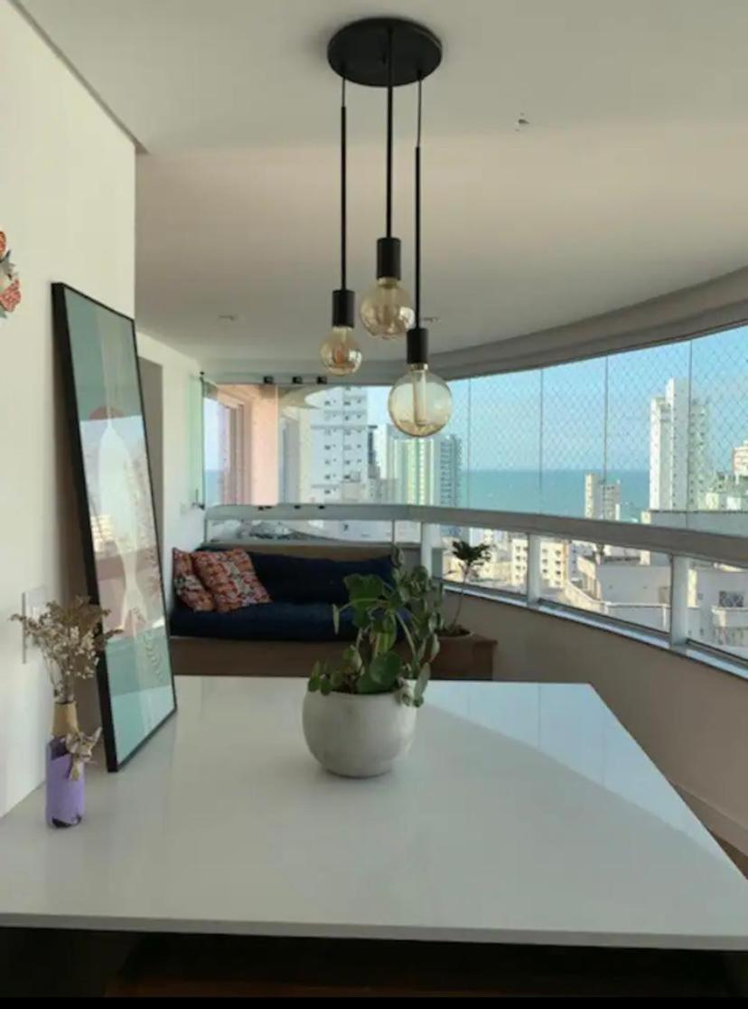 Apartamento decorado com vista para o mar