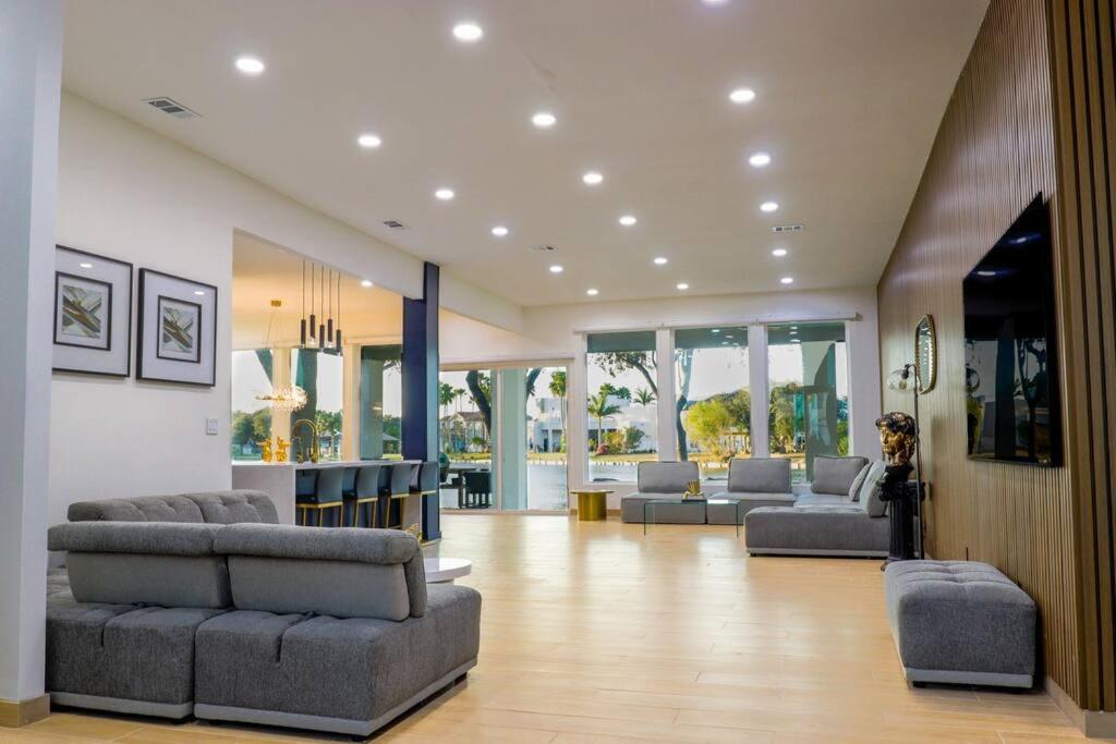 Lake Home: Relax and Unwind in Mission Hidden Gem view 5