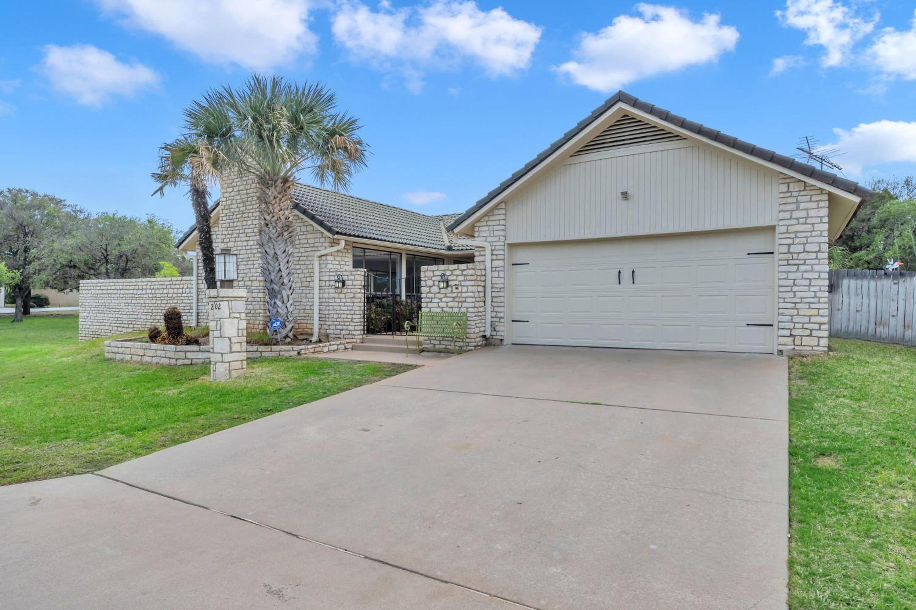 New Listing House with Lake View Pet Friendly