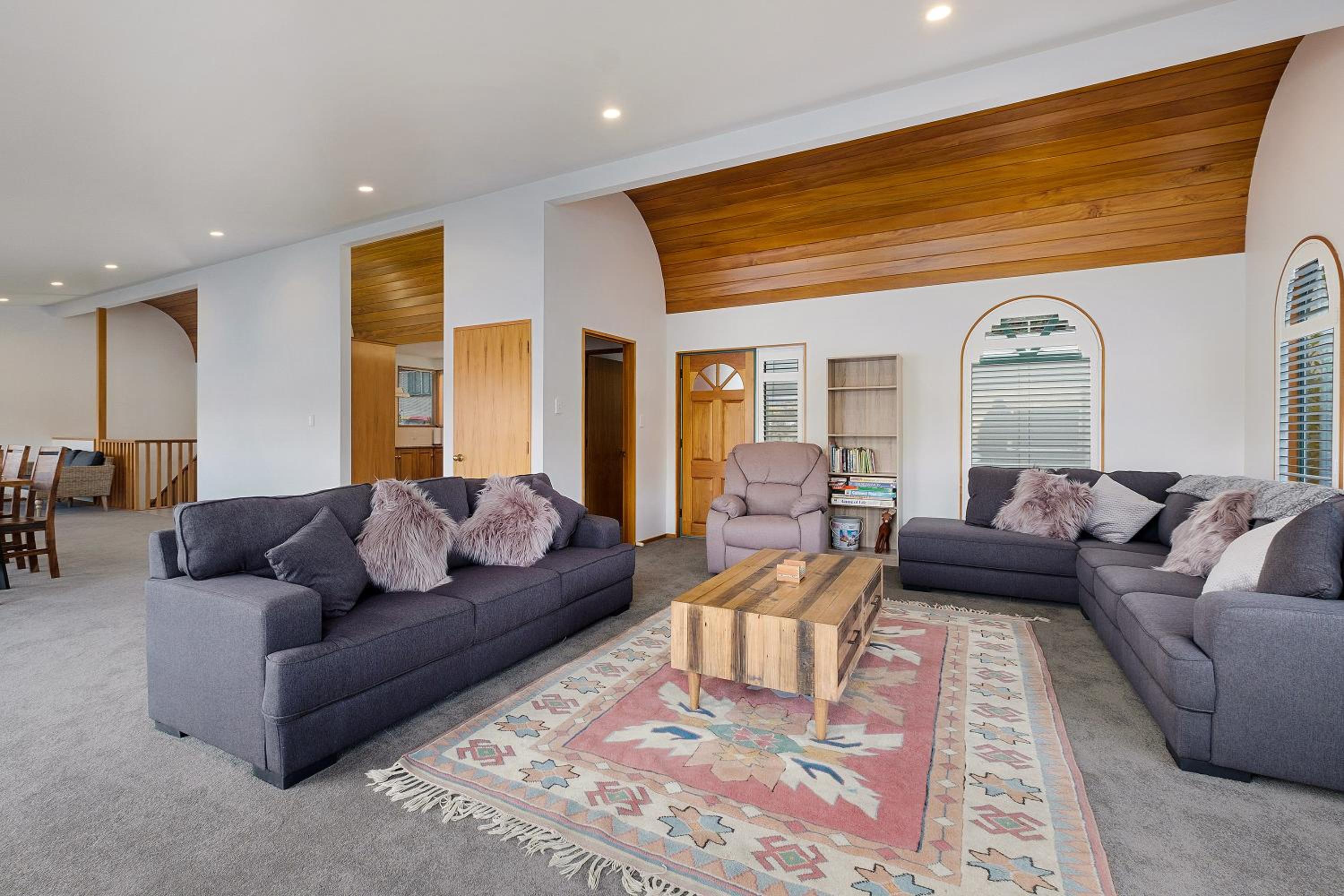 Huge Lakefront Delight (5-bedroom) view 5