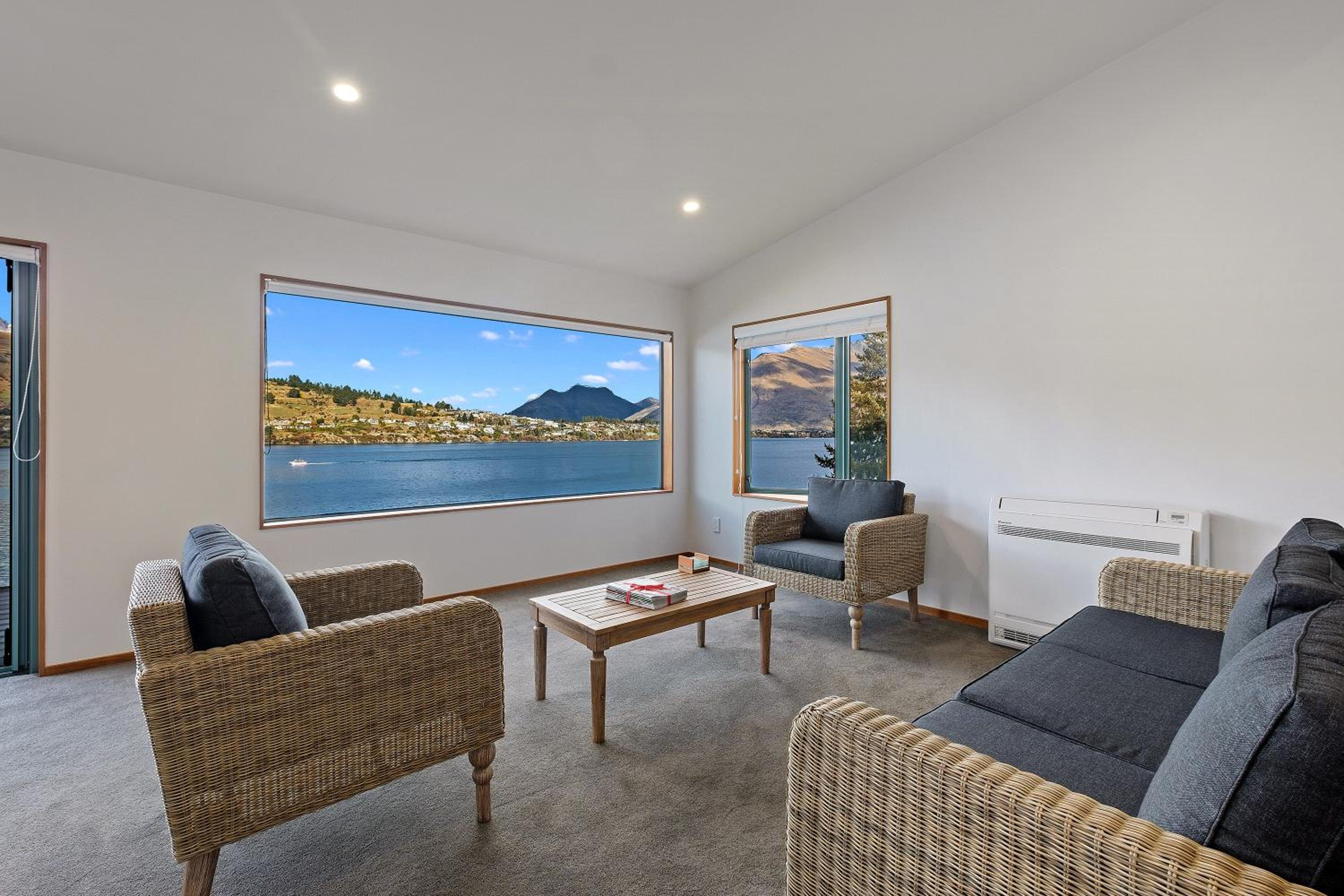 Huge Lakefront Delight (5-bedroom) view 3