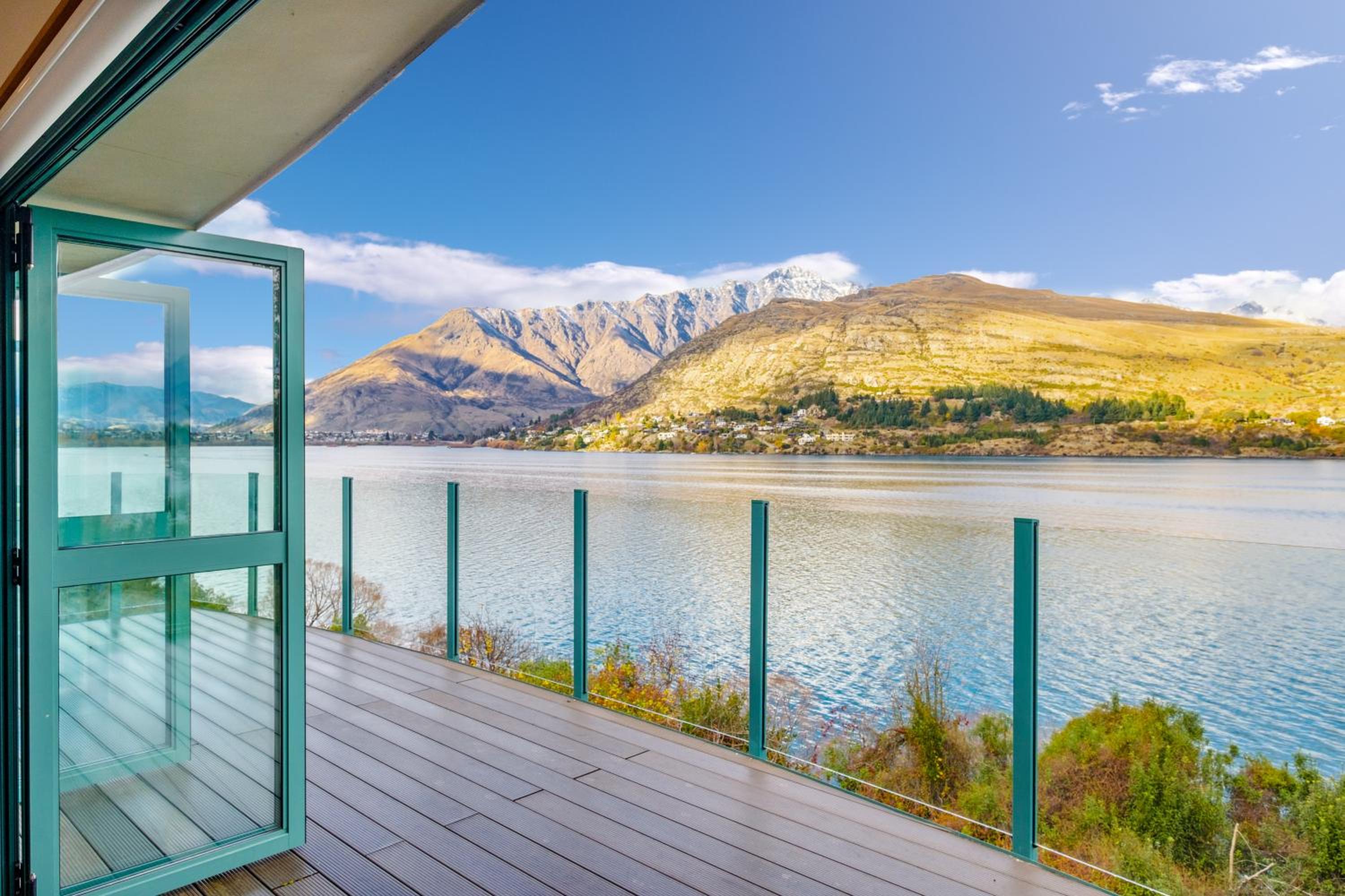 Huge Lakefront Delight (5-bedroom) view 4