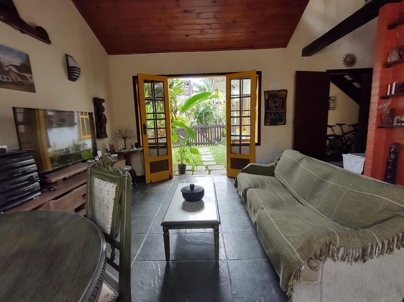 Casa Peró Cabo Frio 2 suítes em Condomínio