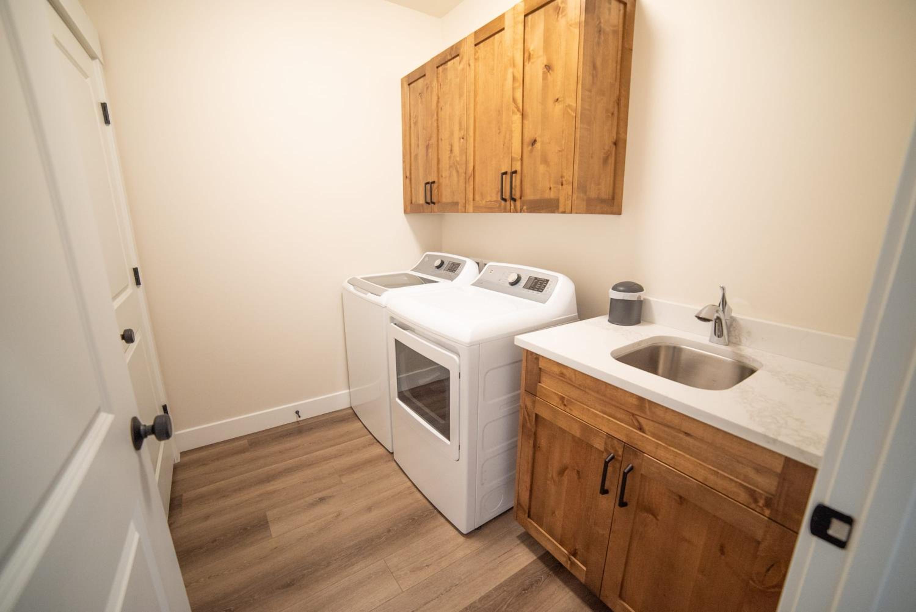 Searchers Hideaway at Kabab - New West Properties view 5