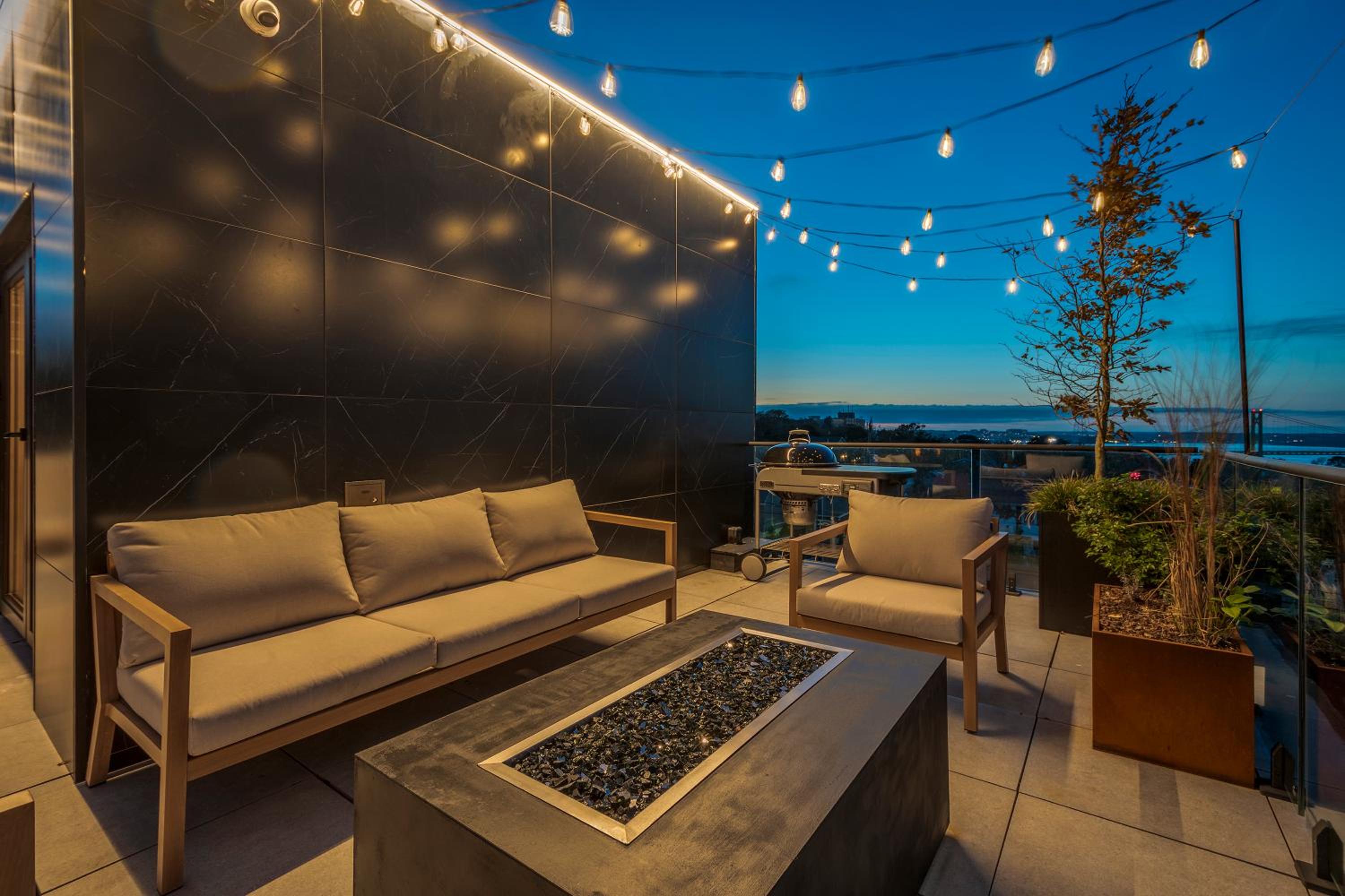 Sunrise View - Spa-Inspired Guestroom, Halifax Rooftop Home