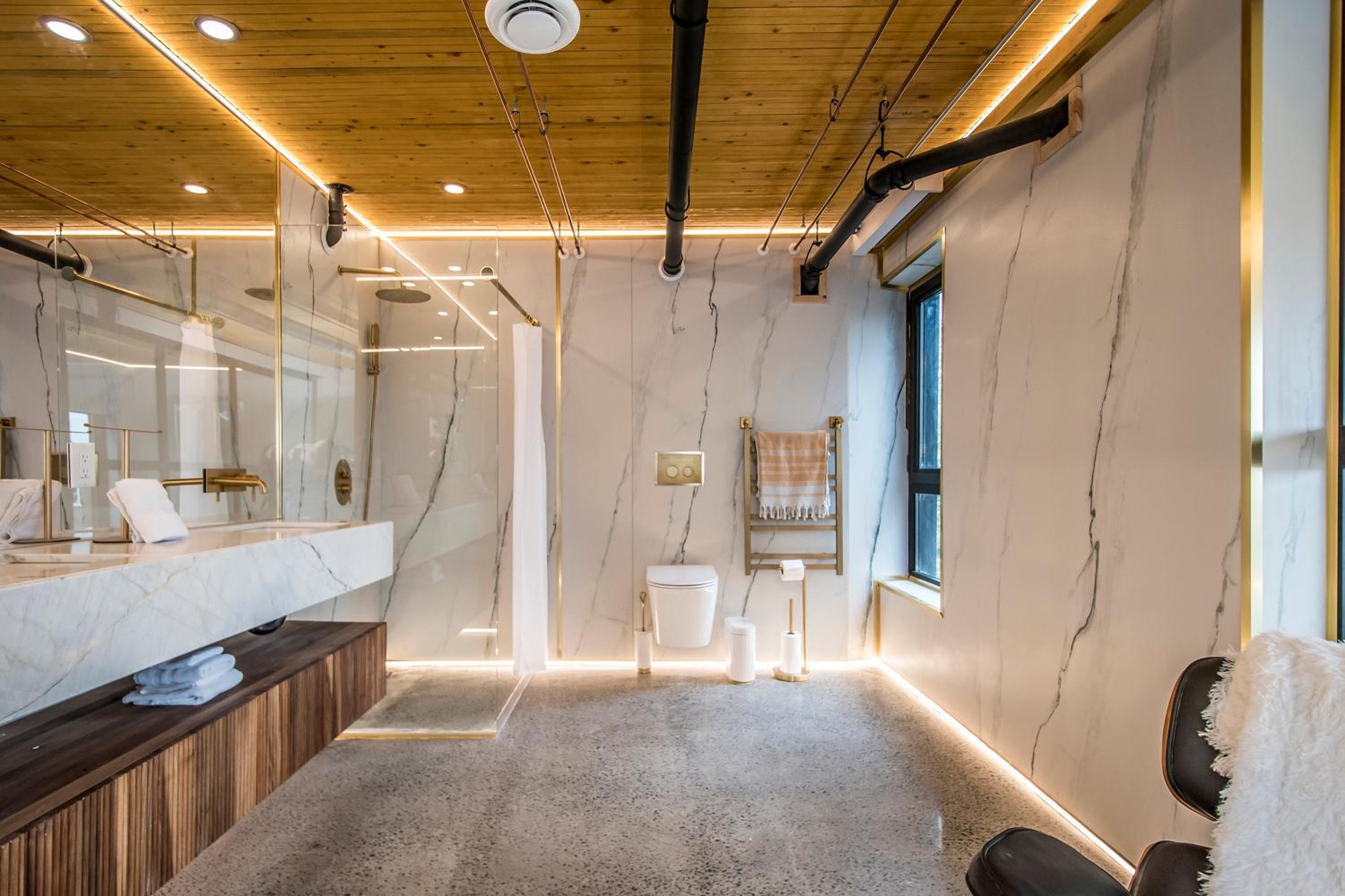 Sunrise View - Spa-Inspired Guestroom, Halifax Rooftop Home