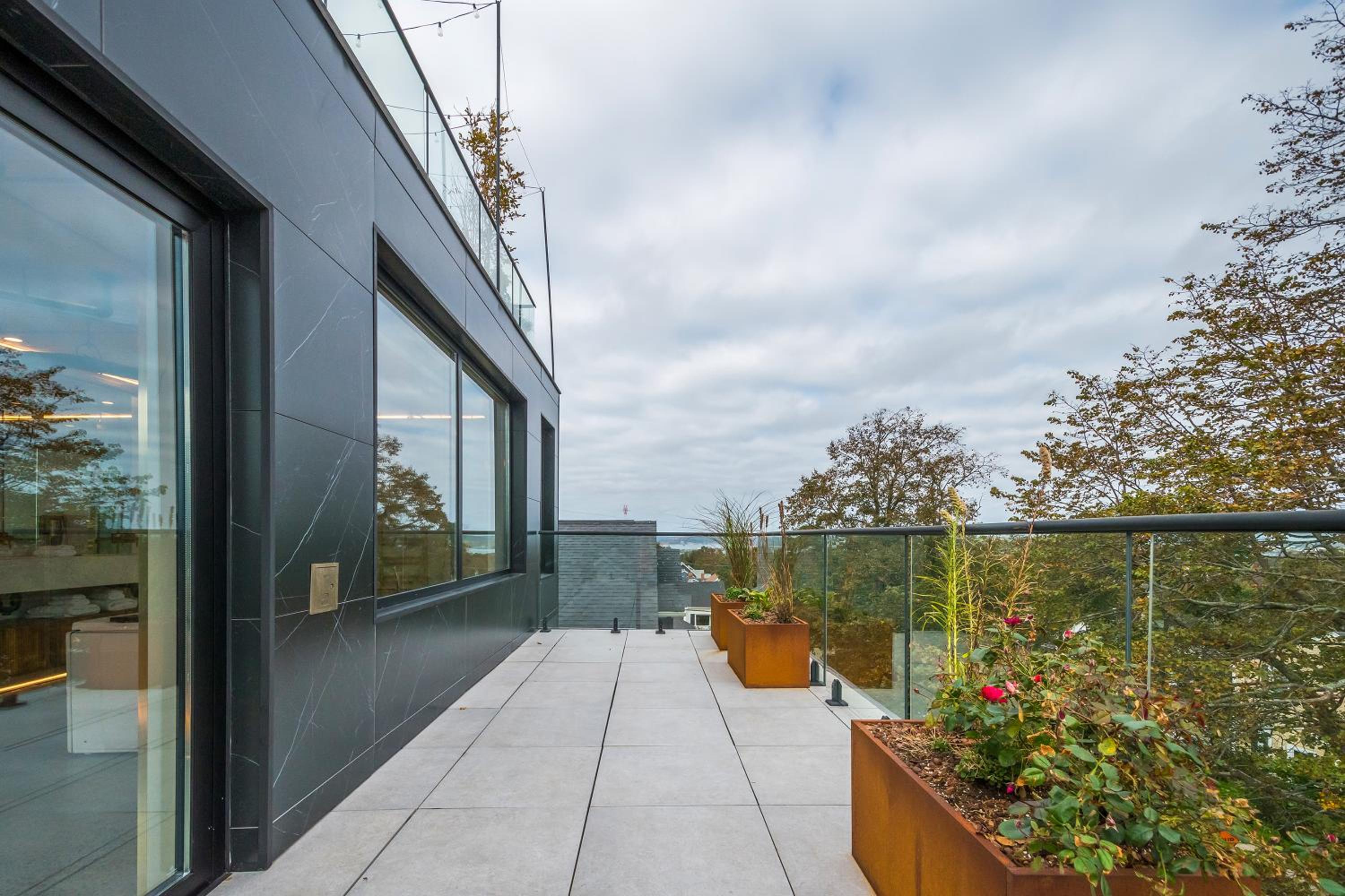 Sunrise View - Spa-Inspired Guestroom, Halifax Rooftop Home