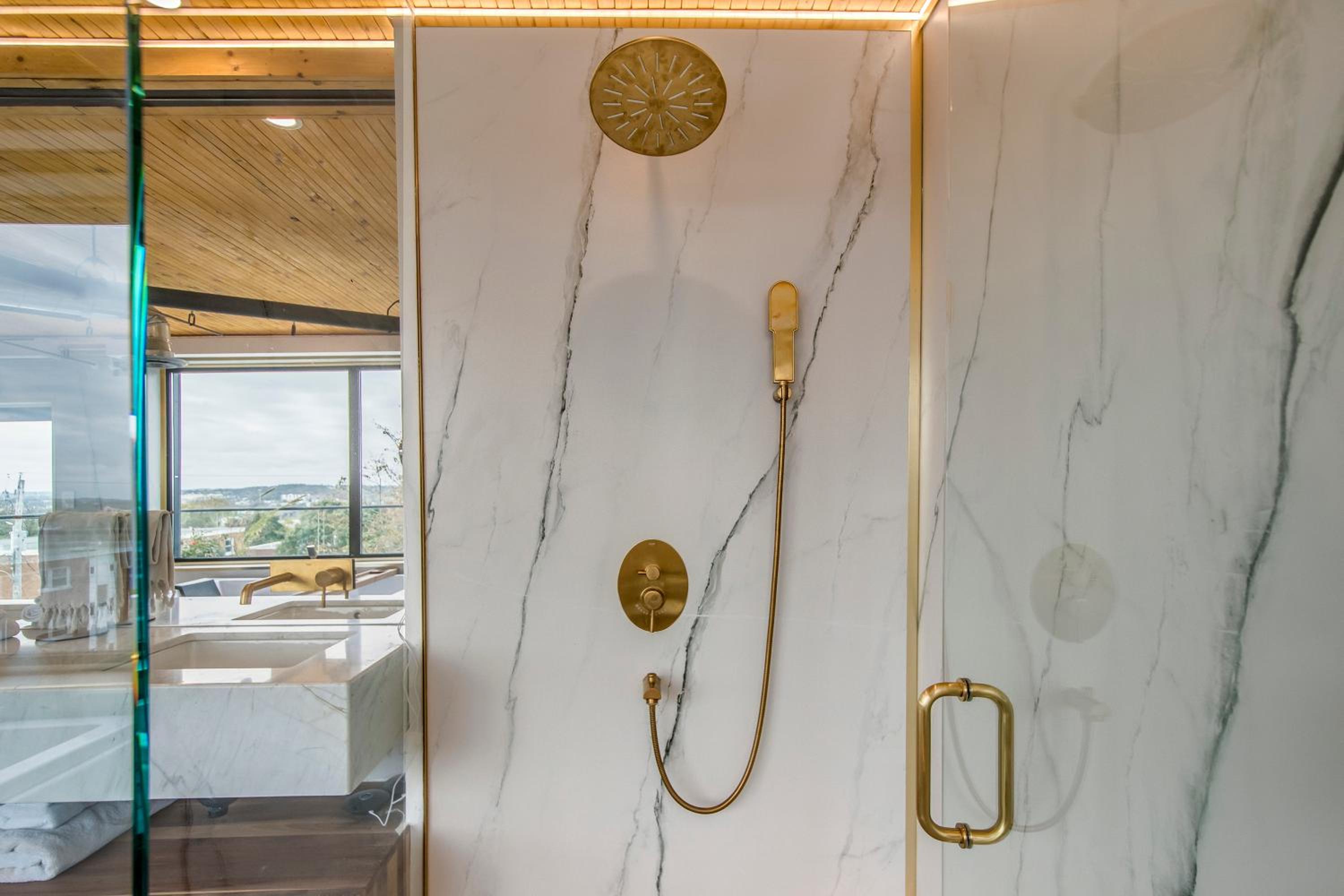 Sunrise View - Spa-Inspired Guestroom, Halifax Rooftop Home