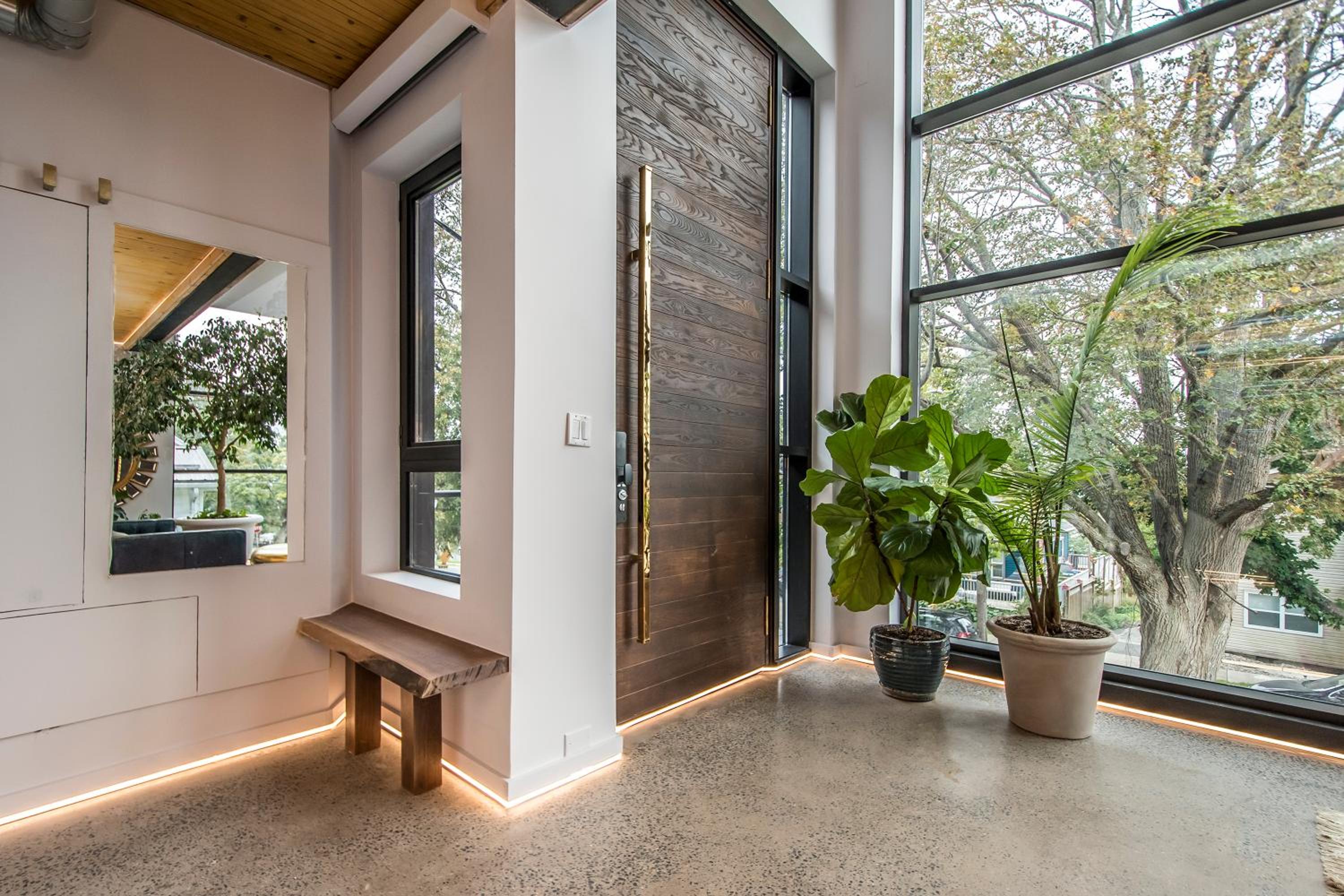 Sunrise View - Spa-Inspired Guestroom, Halifax Rooftop Home