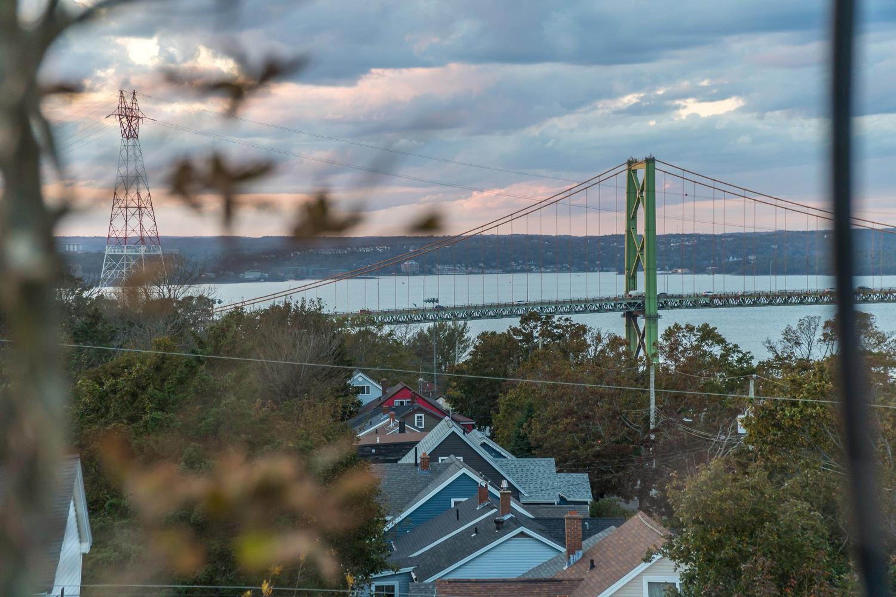 Sunrise View - Spa-Inspired Guestroom, Halifax Rooftop Home