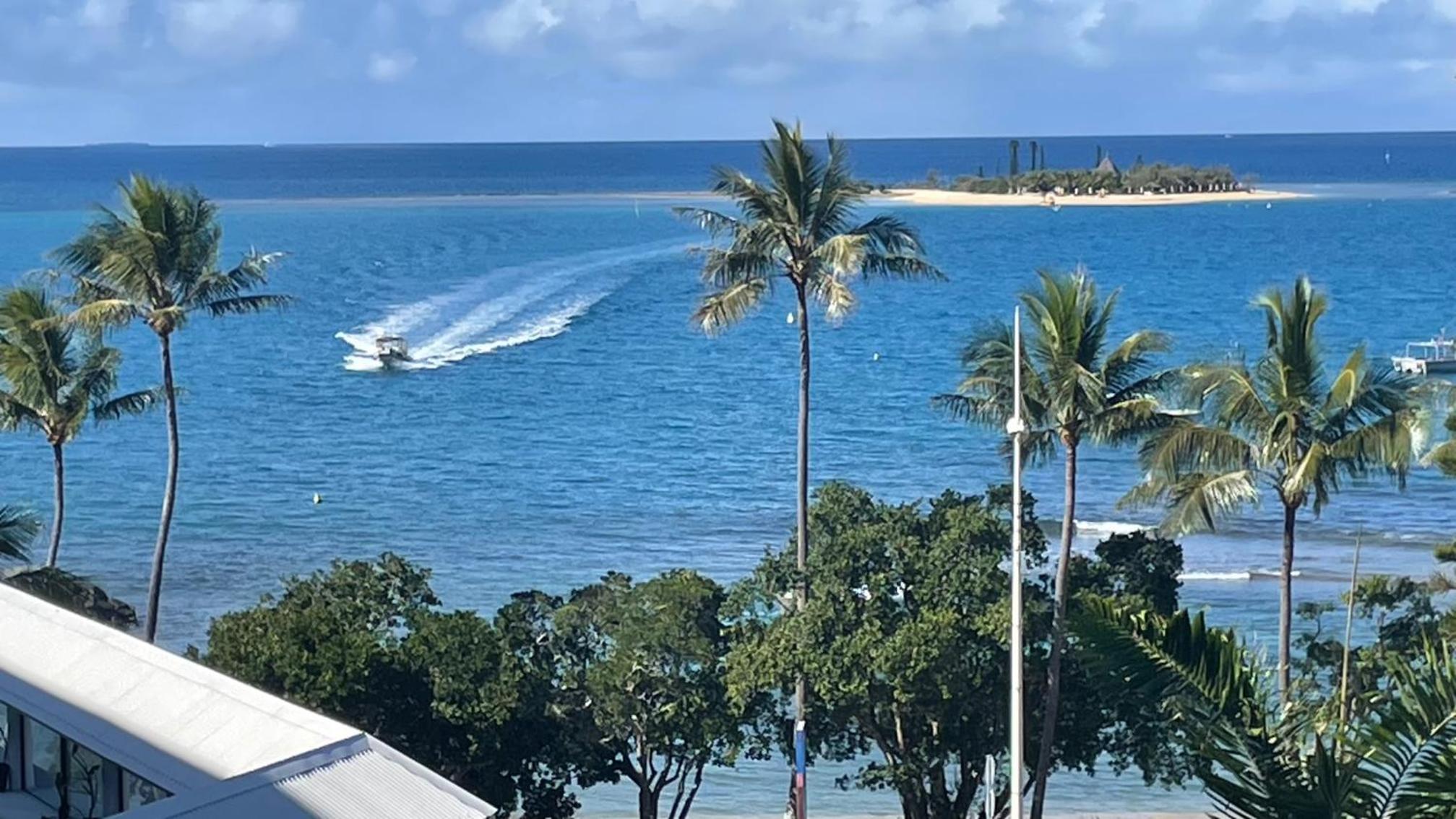 F1 standing vue mer Anse Vata view 3