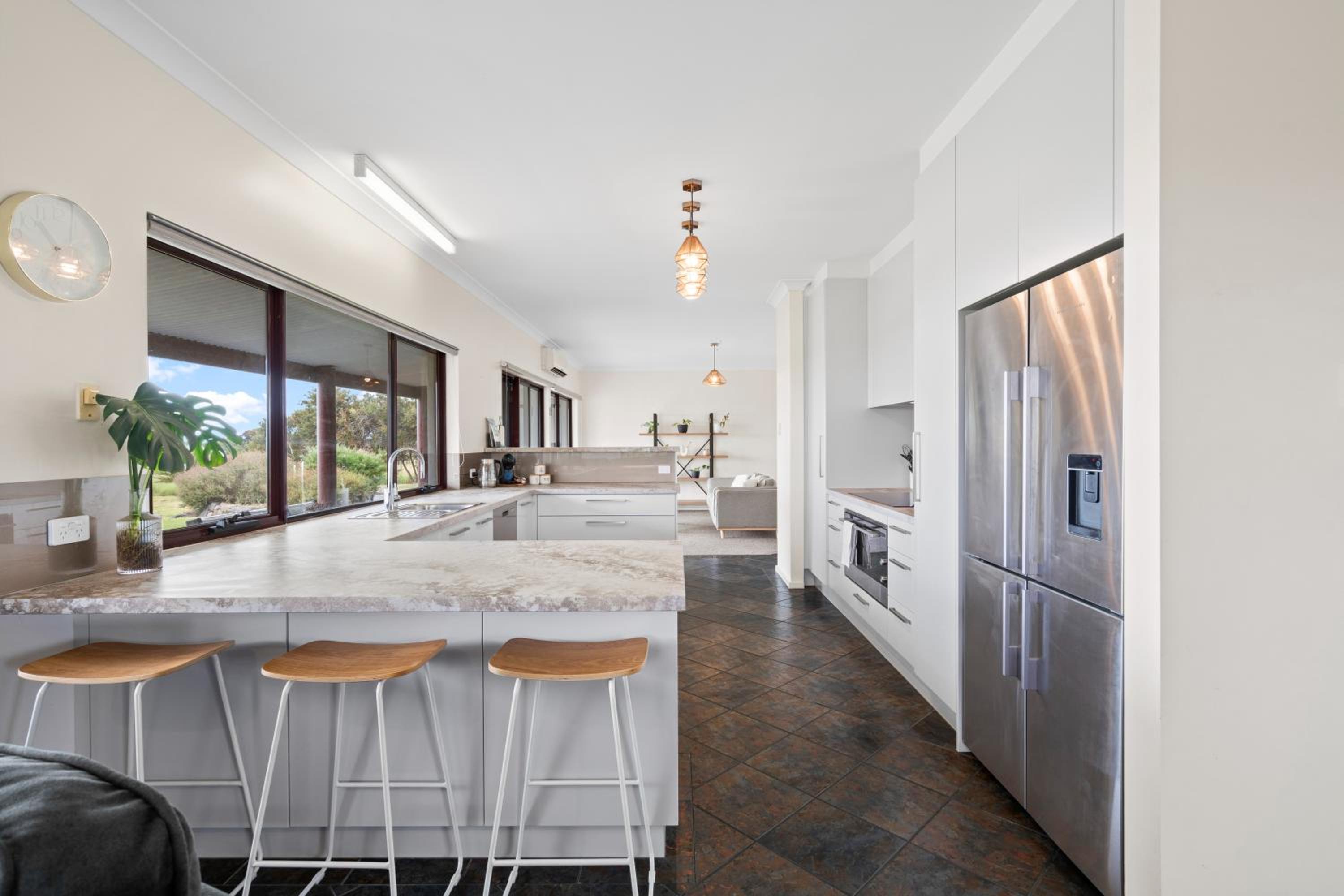 Sea Breeze - Spacious home with lovely ocean views