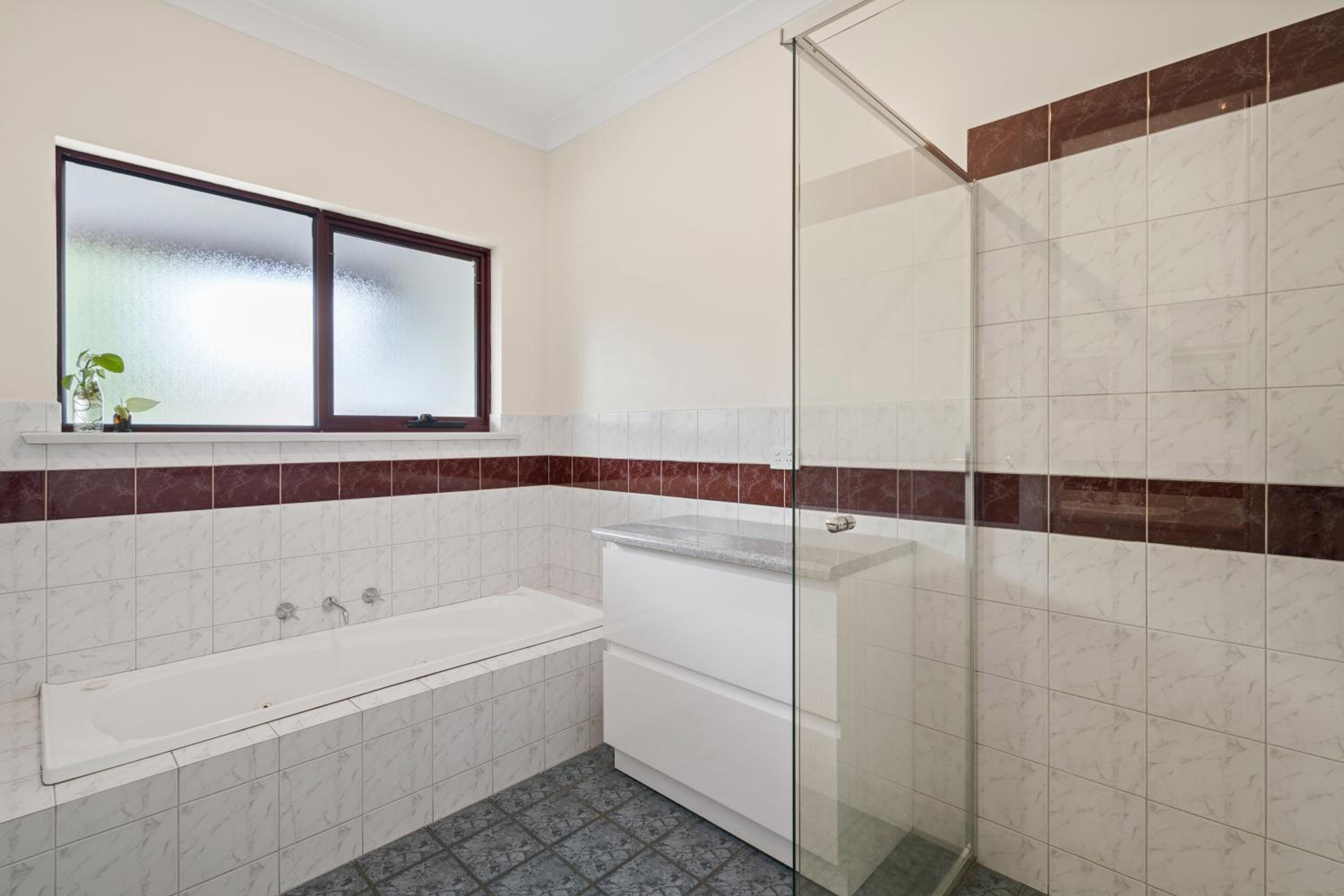 Sea Breeze - Spacious home with lovely ocean views