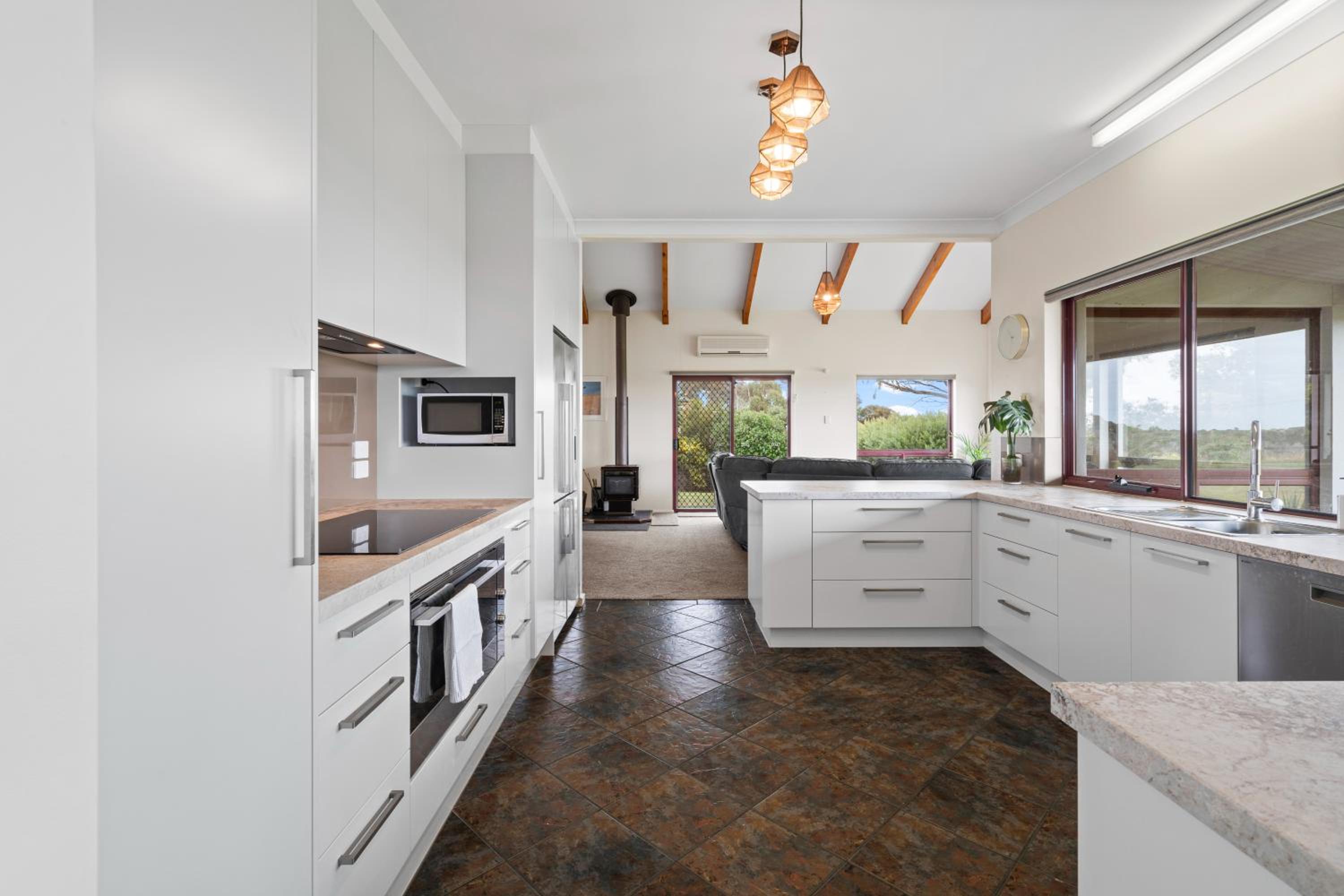 Sea Breeze - Spacious home with lovely ocean views