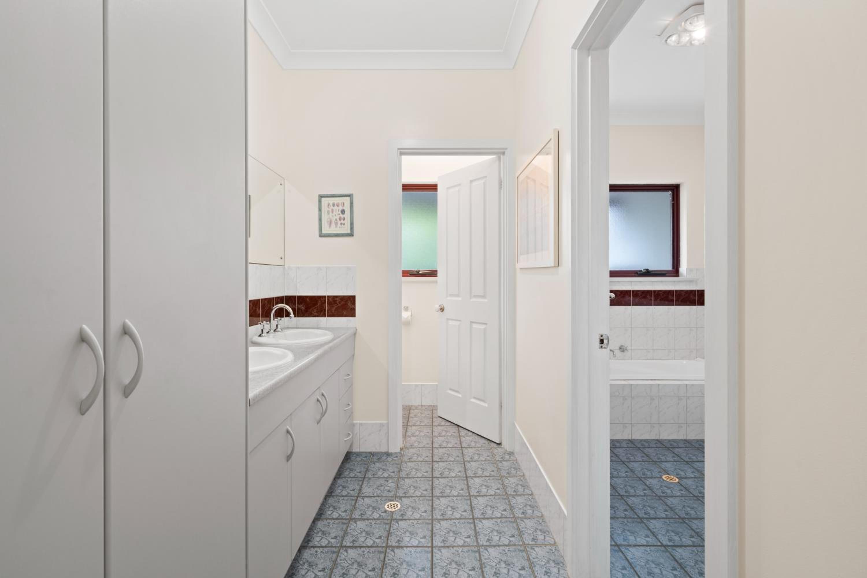 Sea Breeze - Spacious home with lovely ocean views