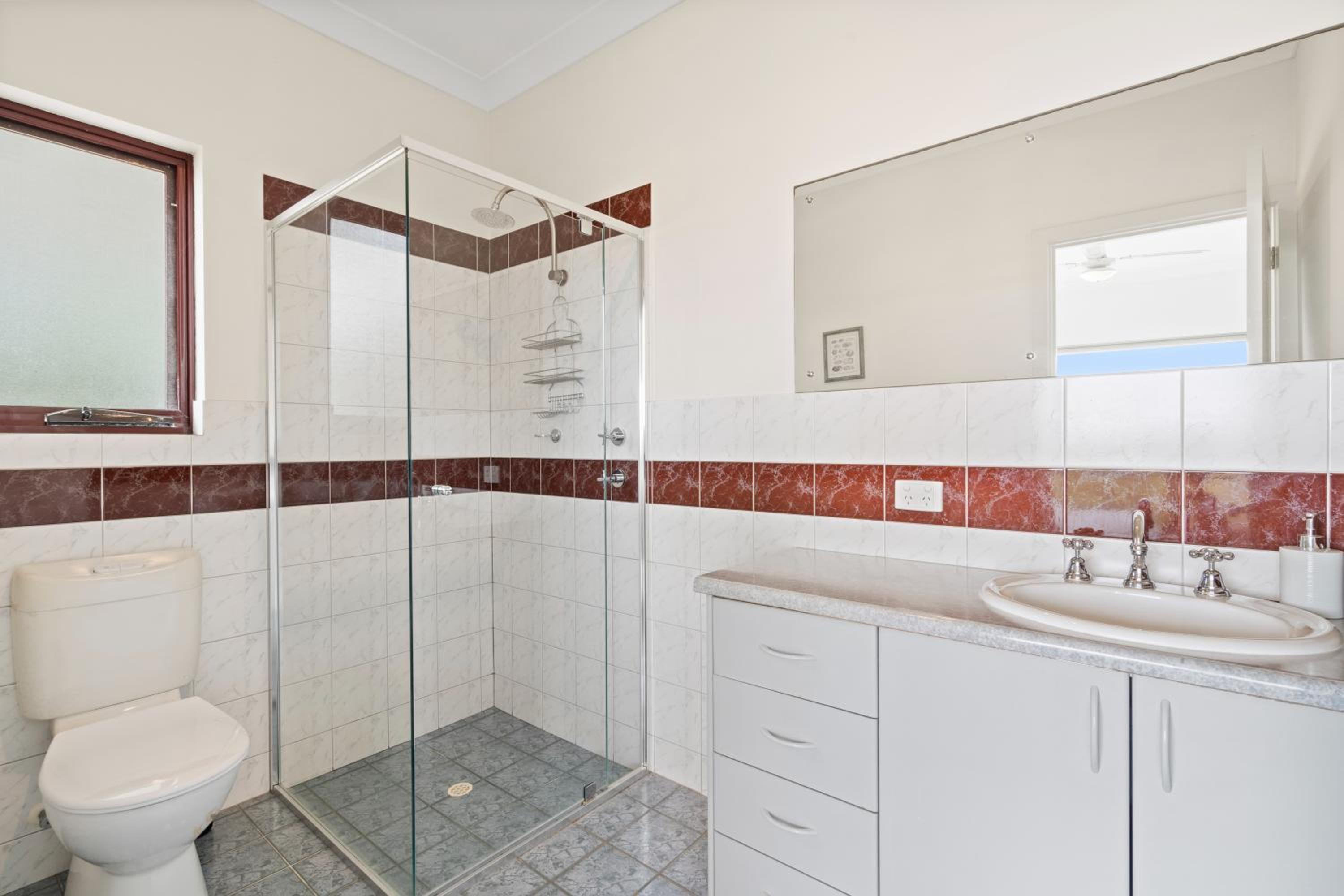 Sea Breeze - Spacious home with lovely ocean views