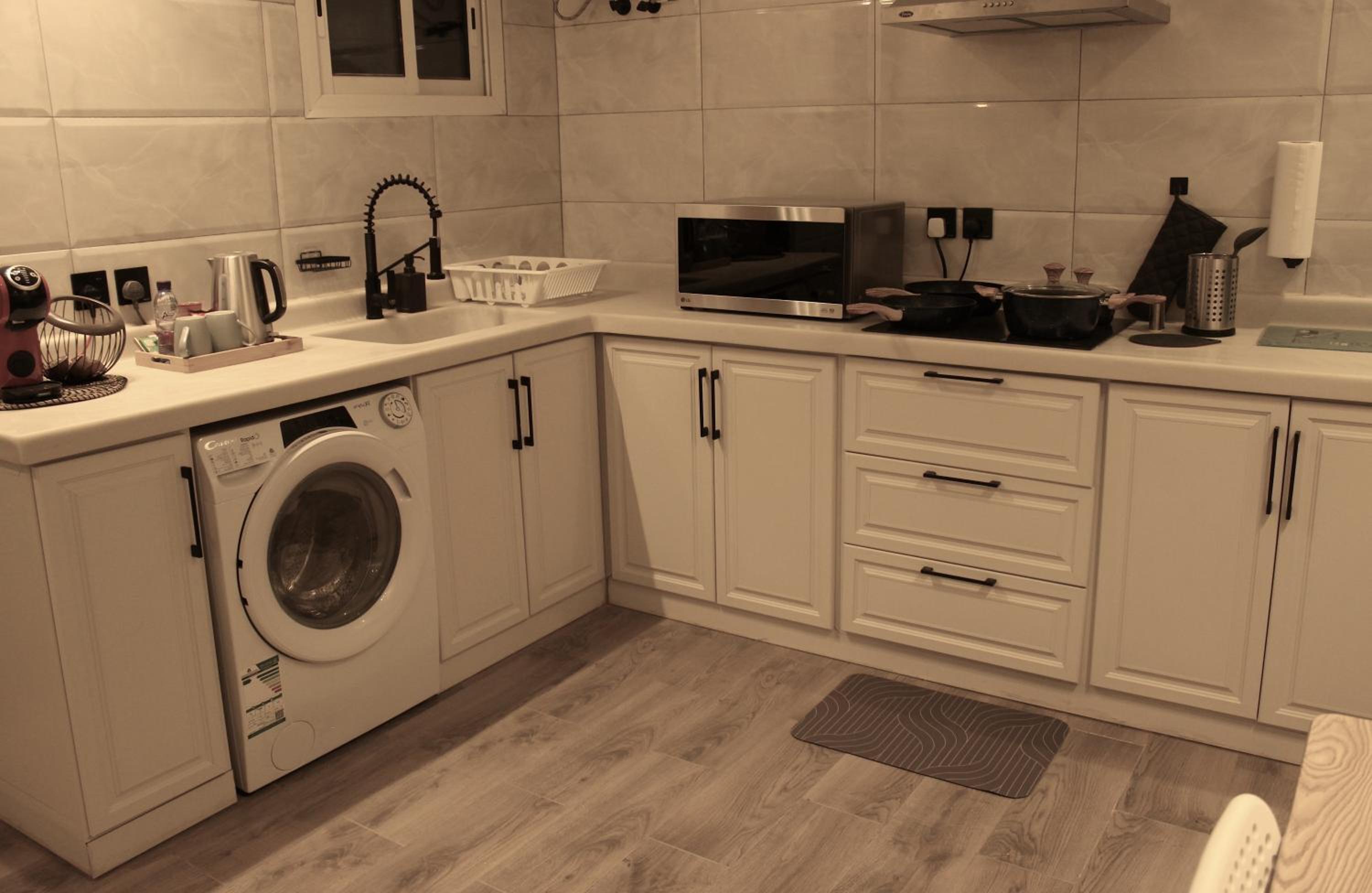 Cozy apartment, two bedroom, full kitchen