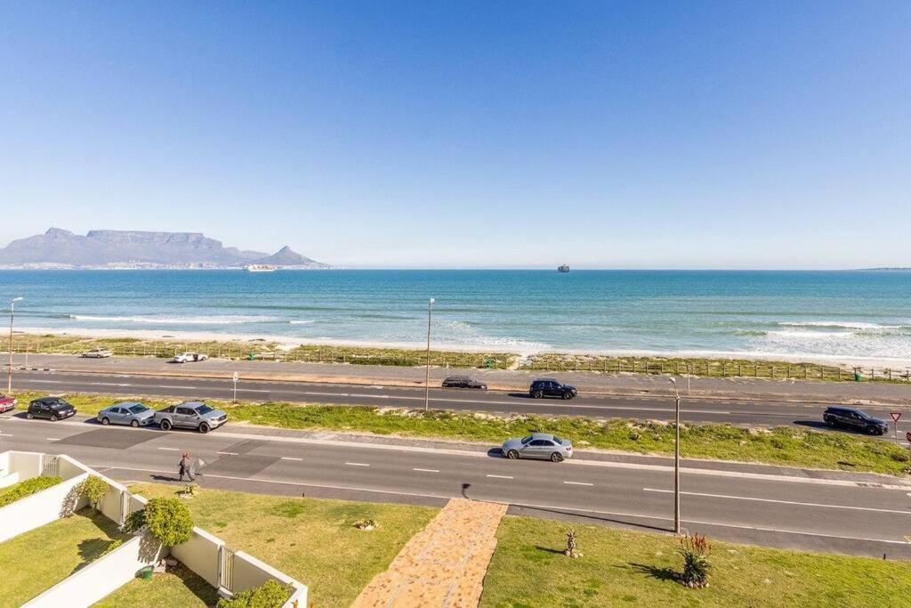 Bloubergstrand Beachfront Apartment with Secure Garage and Pool view 2