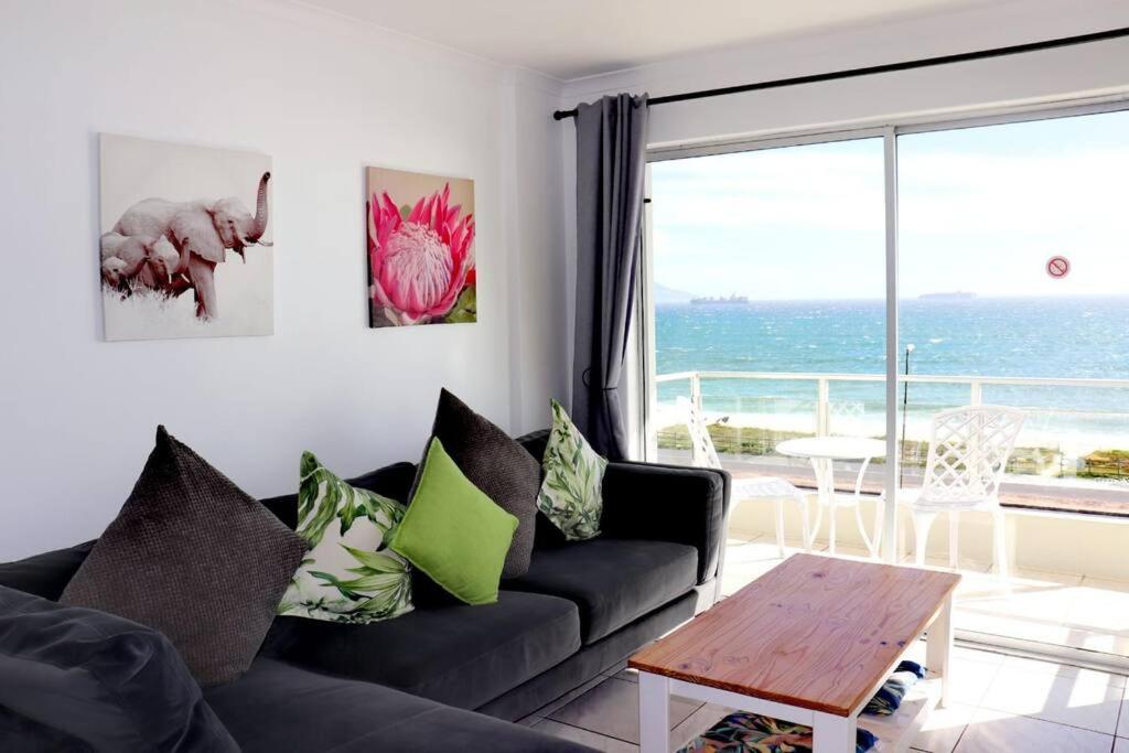 Bloubergstrand Beachfront Apartment with Secure Garage and Pool view 4