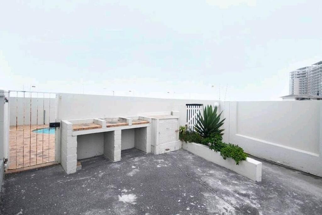 Bloubergstrand Beachfront Apartment with Secure Garage and Pool view 5
